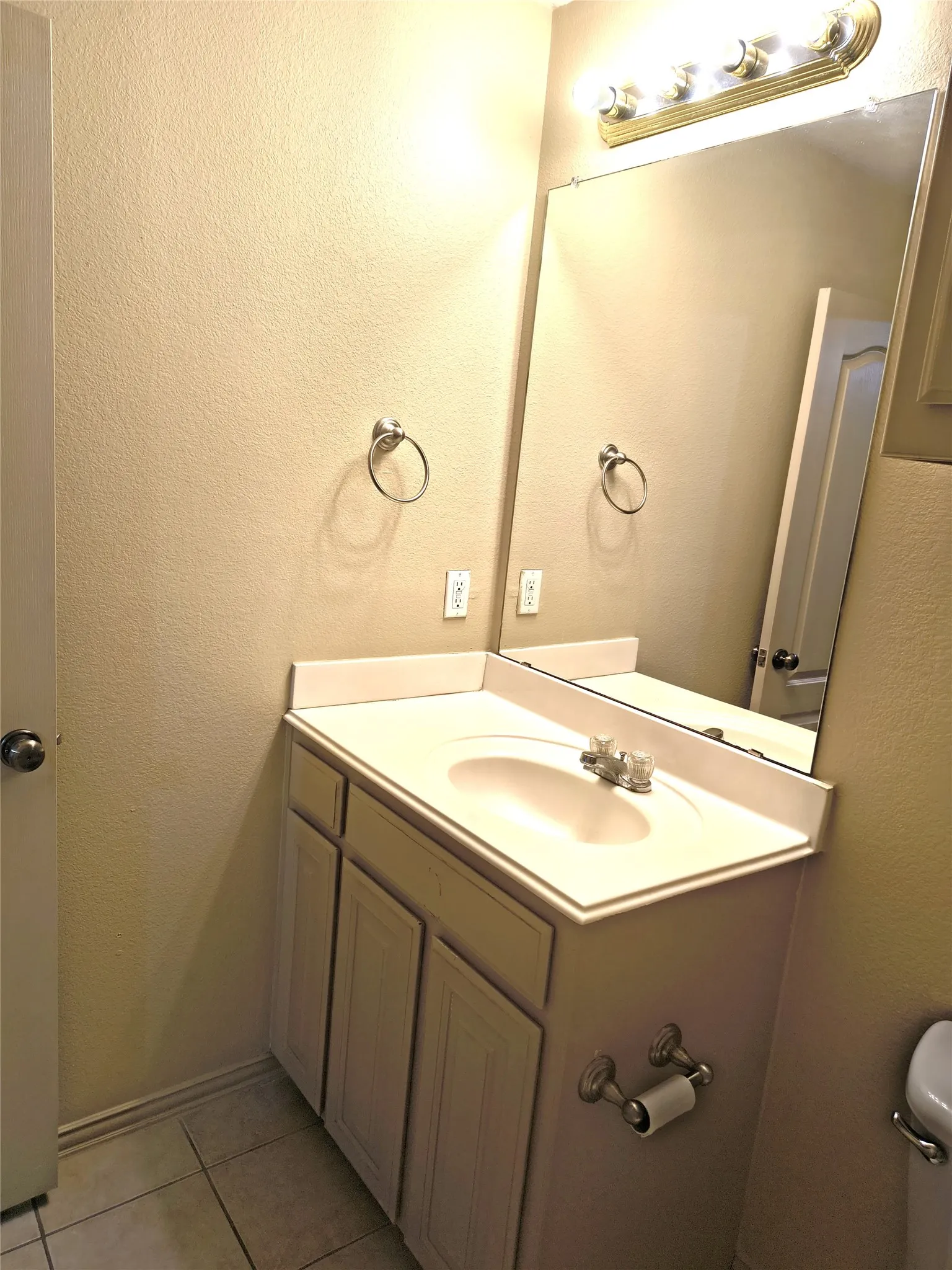 Townhouse For Rent in Tarrant County , 5725 Swords Drive, Fort Worth, Texas 76137, 3 Bedroom, 2 Bathroom, 1 Garage spaces, 1,357 Sqft, built in 2001, mls#21348086, Real Estate Agent in Fort Worth, Homes For Rent in Tarrant county, Homes For Rent in Fort Worth, Realtor in Fort Worth Texas, Real Estate Brokerage Independent Realty Texas, Luminita Cordes Realtor