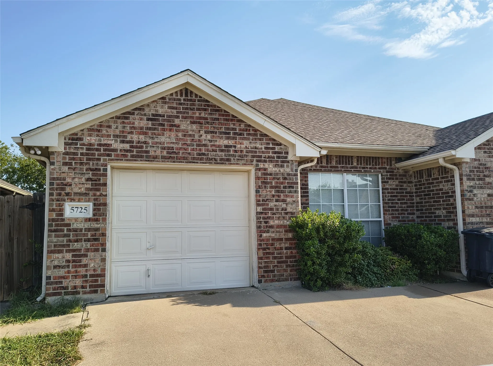Townhouse For Rent in Tarrant County , 5725 Swords Drive, Fort Worth, Texas 76137, 3 Bedroom, 2 Bathroom, 1 Garage spaces, 1,357 Sqft, built in 2001, mls#21348086, Real Estate Agent in Fort Worth, Homes For Rent in Tarrant county, Homes For Rent in Fort Worth, Realtor in Fort Worth Texas, Real Estate Brokerage Independent Realty Texas, Luminita Cordes Realtor