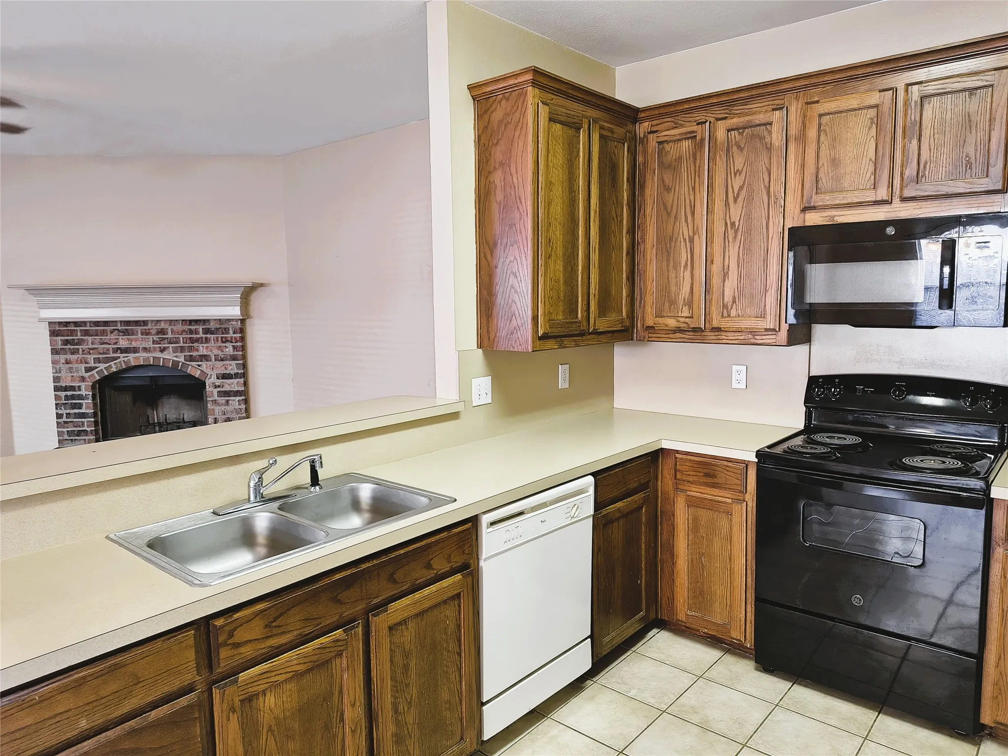 Townhouse For Rent in Tarrant County , 5725 Swords Drive, Fort Worth, Texas 76137, 3 Bedroom, 2 Bathroom, 1 Garage spaces, 1,357 Sqft, built in 2001, mls#21348086, Real Estate Agent in Fort Worth, Homes For Rent in Tarrant county, Homes For Rent in Fort Worth, Realtor in Fort Worth Texas, Real Estate Brokerage Independent Realty Texas, Luminita Cordes Realtor