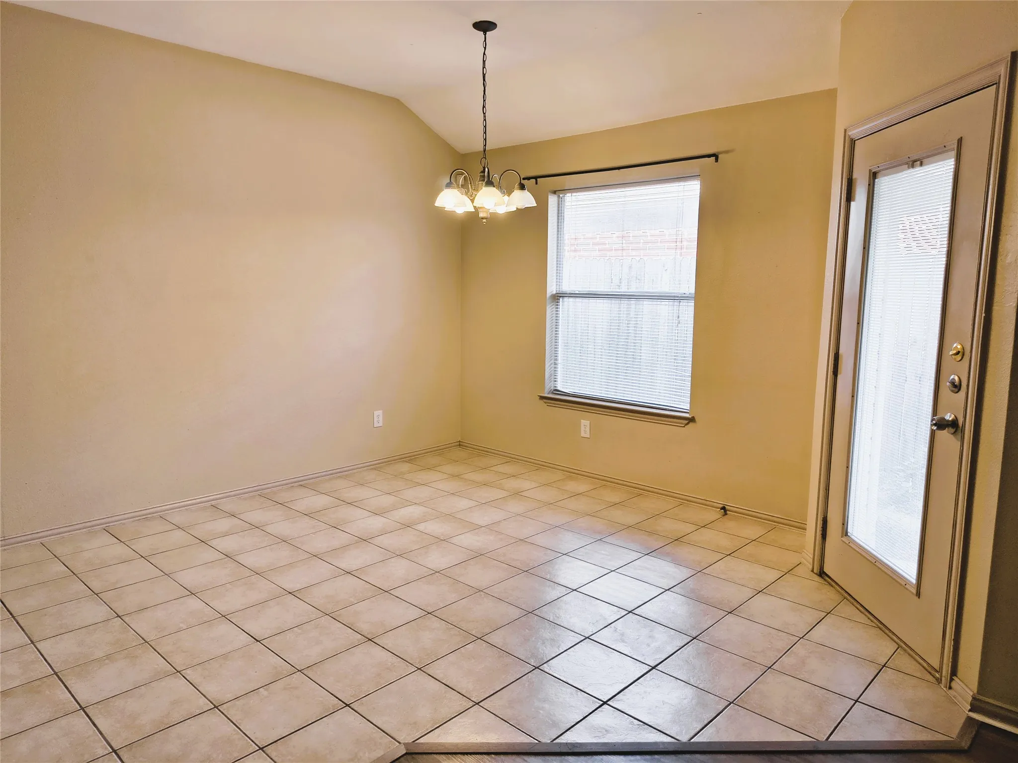 Townhouse For Rent in Tarrant County , 5725 Swords Drive, Fort Worth, Texas 76137, 3 Bedroom, 2 Bathroom, 1 Garage spaces, 1,357 Sqft, built in 2001, mls#21348086, Real Estate Agent in Fort Worth, Homes For Rent in Tarrant county, Homes For Rent in Fort Worth, Realtor in Fort Worth Texas, Real Estate Brokerage Independent Realty Texas, Luminita Cordes Realtor