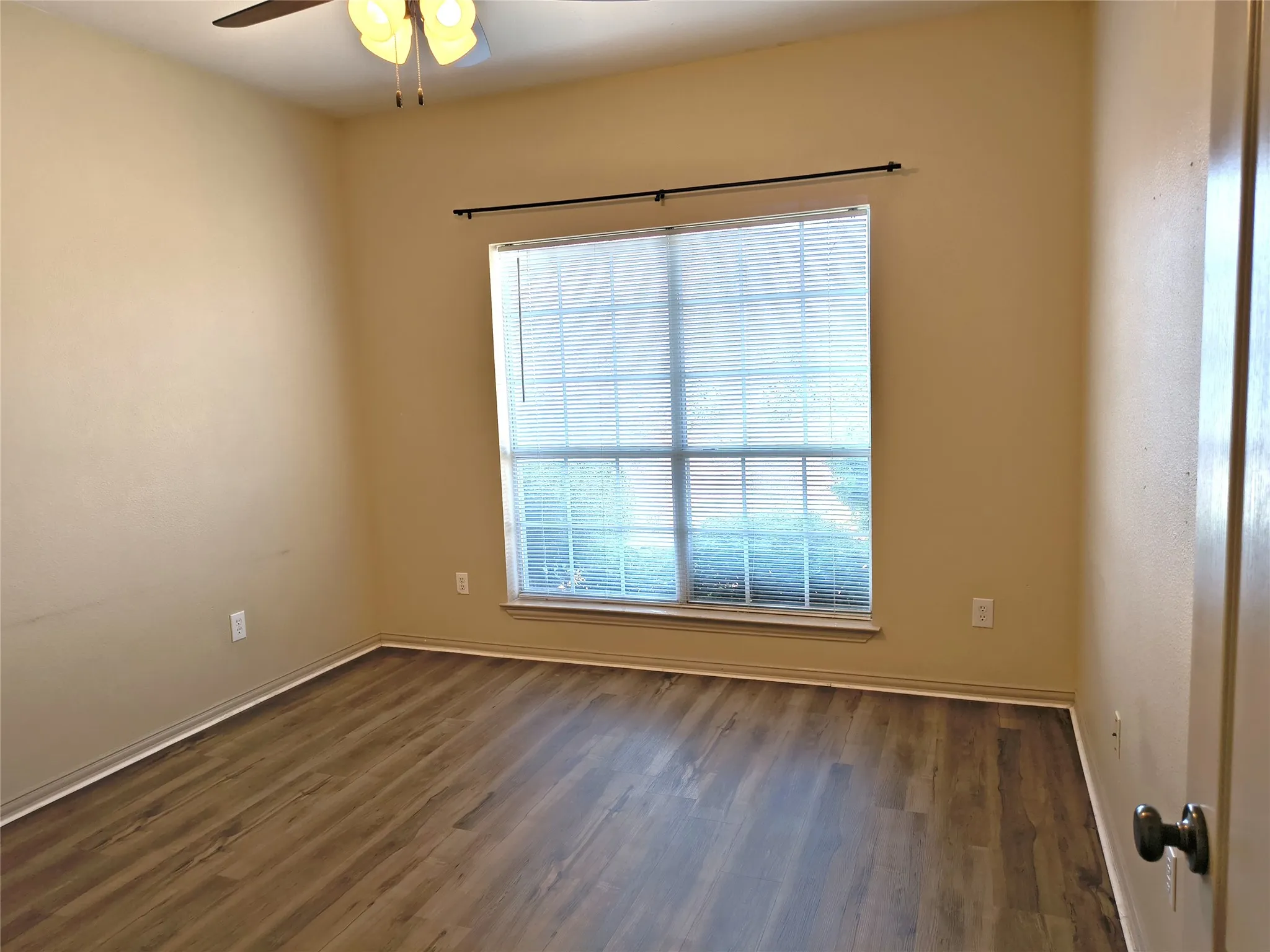 Townhouse For Rent in Tarrant County , 5725 Swords Drive, Fort Worth, Texas 76137, 3 Bedroom, 2 Bathroom, 1 Garage spaces, 1,357 Sqft, built in 2001, mls#21348086, Real Estate Agent in Fort Worth, Homes For Rent in Tarrant county, Homes For Rent in Fort Worth, Realtor in Fort Worth Texas, Real Estate Brokerage Independent Realty Texas, Luminita Cordes Realtor