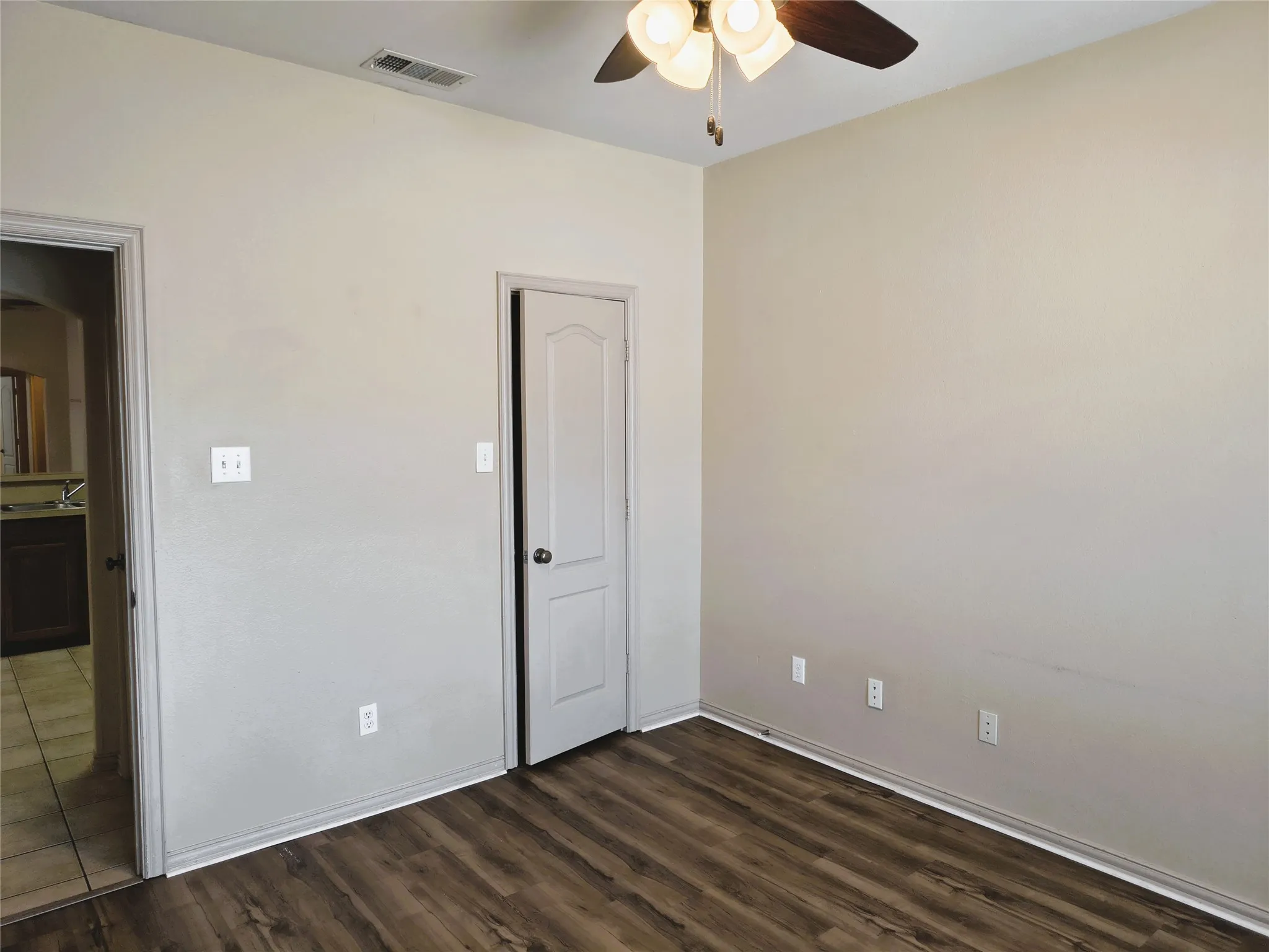 Townhouse For Rent in Tarrant County , 5725 Swords Drive, Fort Worth, Texas 76137, 3 Bedroom, 2 Bathroom, 1 Garage spaces, 1,357 Sqft, built in 2001, mls#21348086, Real Estate Agent in Fort Worth, Homes For Rent in Tarrant county, Homes For Rent in Fort Worth, Realtor in Fort Worth Texas, Real Estate Brokerage Independent Realty Texas, Luminita Cordes Realtor