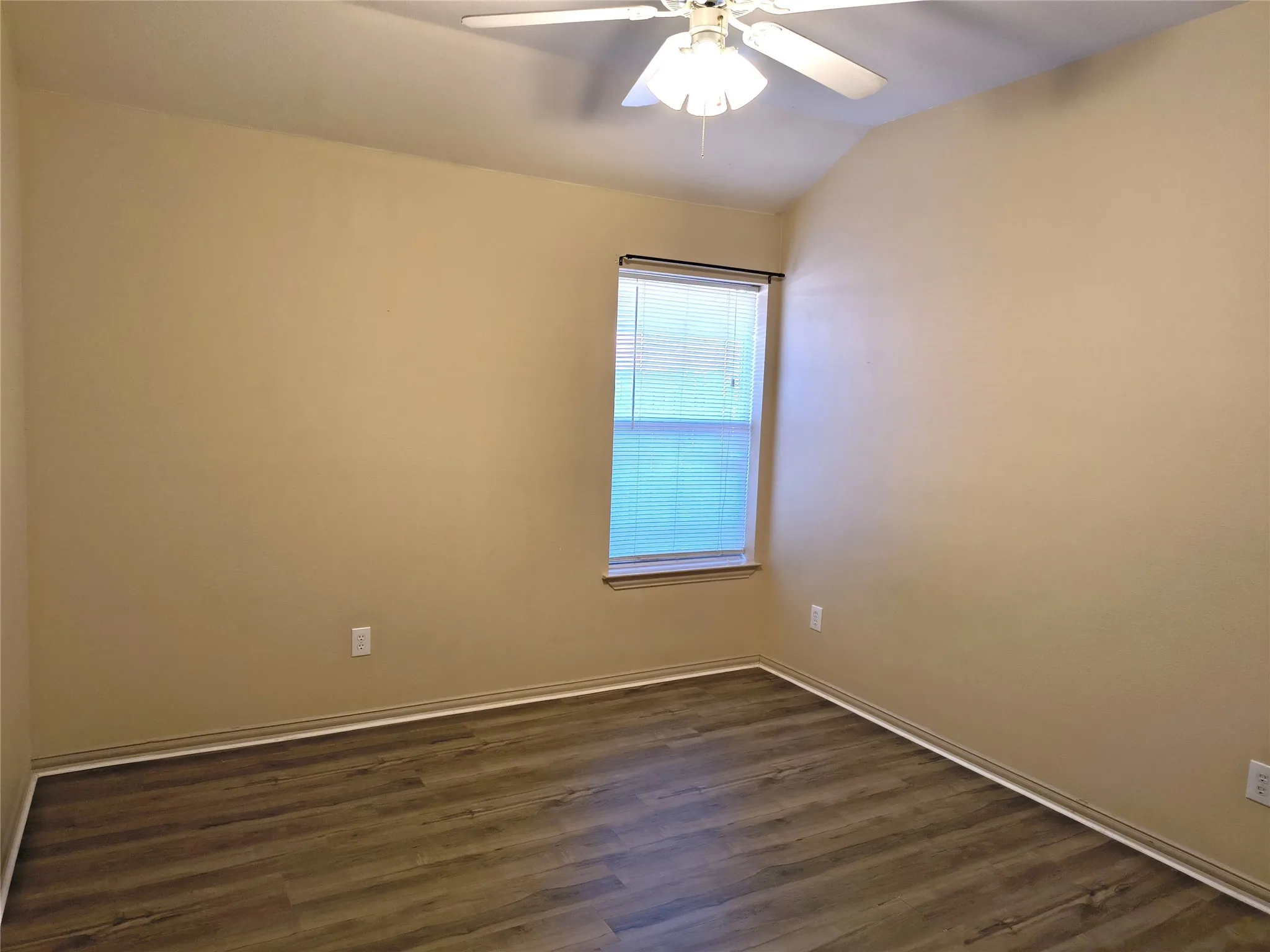 Townhouse For Rent in Tarrant County , 5725 Swords Drive, Fort Worth, Texas 76137, 3 Bedroom, 2 Bathroom, 1 Garage spaces, 1,357 Sqft, built in 2001, mls#21348086, Real Estate Agent in Fort Worth, Homes For Rent in Tarrant county, Homes For Rent in Fort Worth, Realtor in Fort Worth Texas, Real Estate Brokerage Independent Realty Texas, Luminita Cordes Realtor