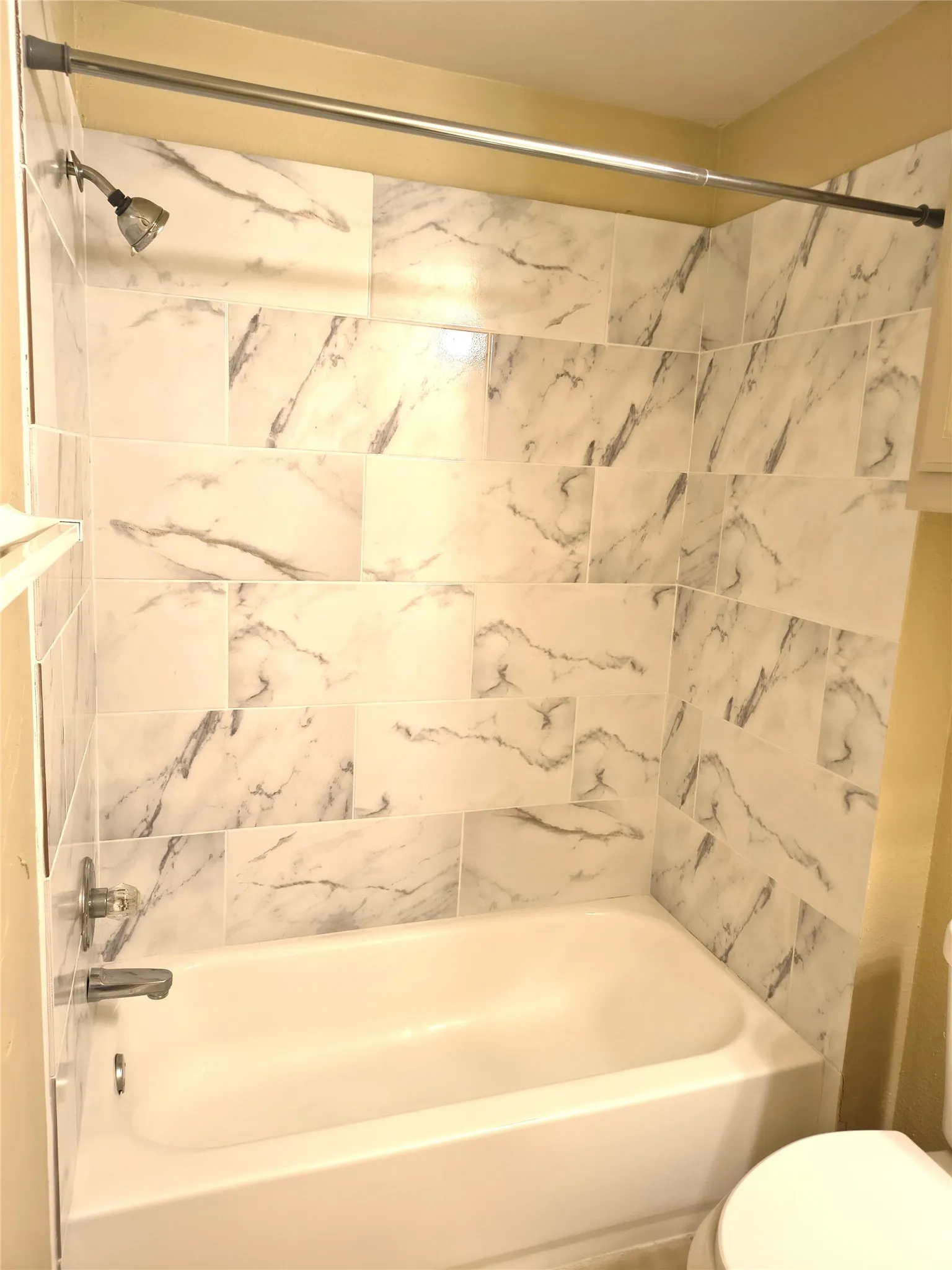 Townhouse For Rent in Tarrant County , 5725 Swords Drive, Fort Worth, Texas 76137, 3 Bedroom, 2 Bathroom, 1 Garage spaces, 1,357 Sqft, built in 2001, mls#21348086, Real Estate Agent in Fort Worth, Homes For Rent in Tarrant county, Homes For Rent in Fort Worth, Realtor in Fort Worth Texas, Real Estate Brokerage Independent Realty Texas, Luminita Cordes Realtor