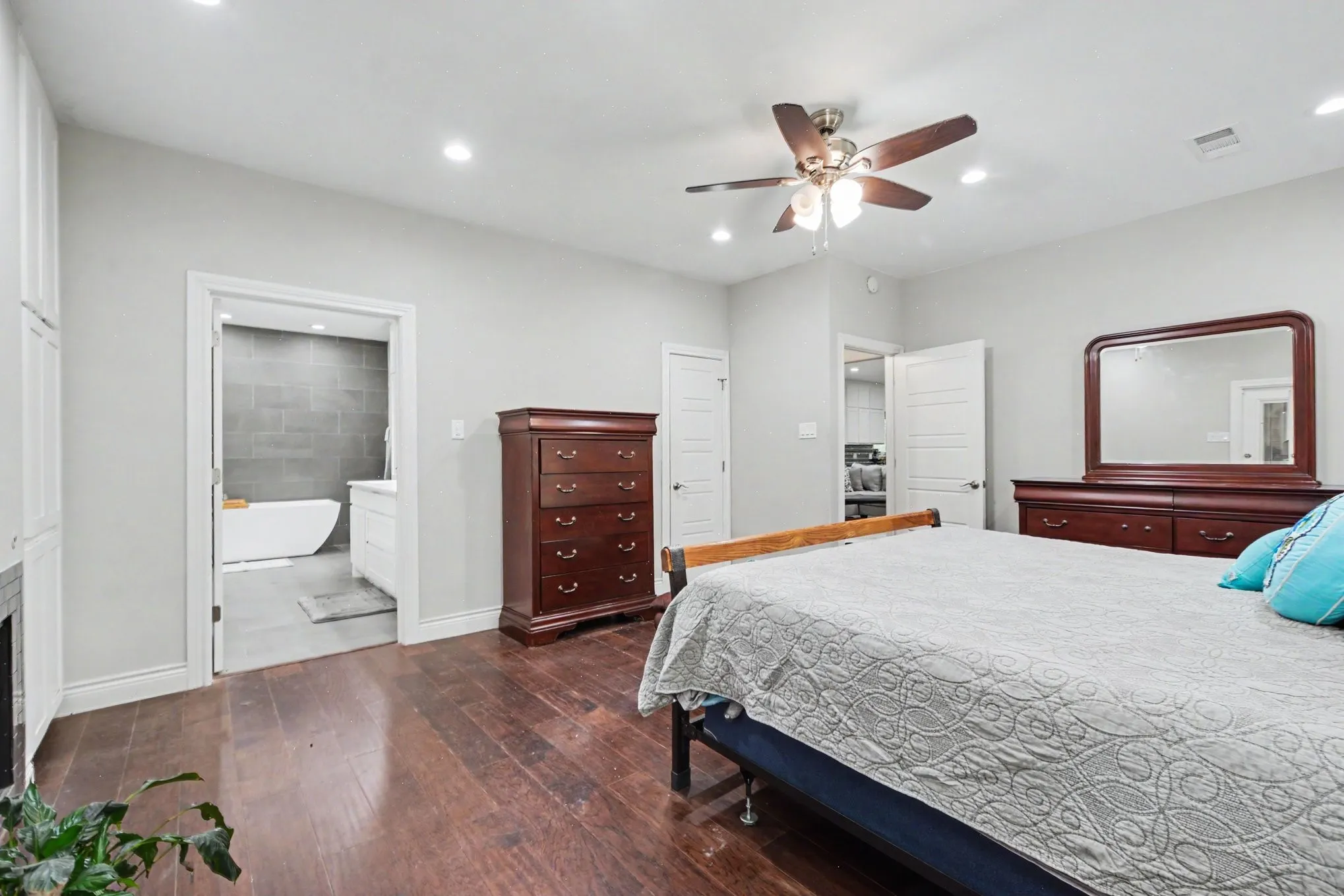Spacious room featuring wood-finish flooring, recessed lighting, and a ceiling fan