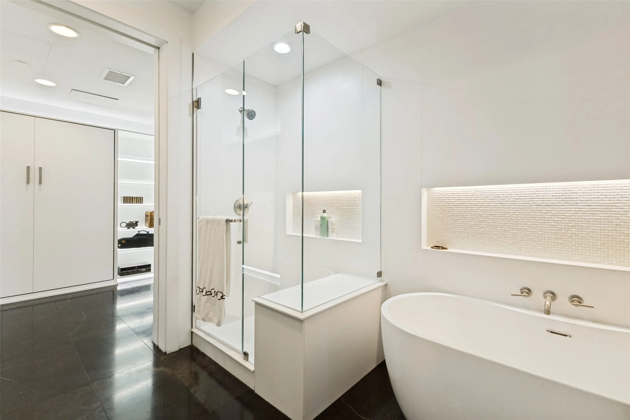 Condominium For Rent in Dallas County , 3130 N Harwood Street 2305, Dallas, Texas 75201, 2 Bedroom, 3 Bathroom, 2 Garage spaces, 1,527 Sqft, built in 2018, mls#21342141, Real Estate Agent in Dallas, Homes For Rent in Dallas county, Homes For Rent in Dallas, Realtor in Dallas Texas, Real Estate Brokerage Independent Realty Texas, Luminita Cordes Realtor