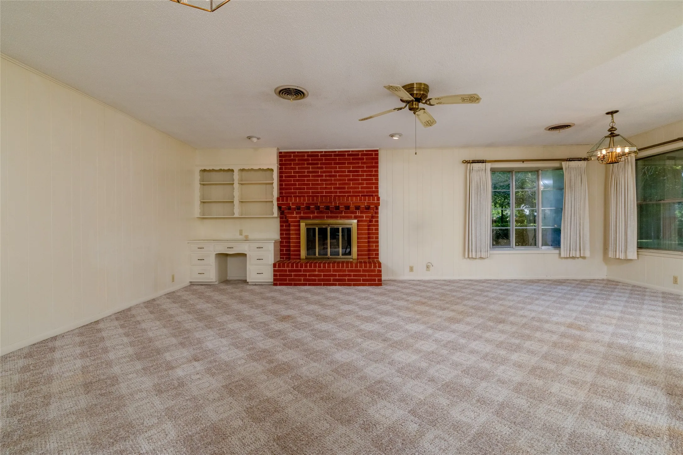 Single Family Residence For Sale in Cooke County , 2002 Redbud Road, Gainesville, Texas 76240, 2 Bedroom, 2 Bathroom, 2 Garage spaces, 1,409 Sqft, built in 1974, mls#21347923, Real Estate Agent in Gainesville, Homes For Sale in Cooke county, Homes For Sale in Gainesville, Realtor in Gainesville Texas, Real Estate Brokerage Independent Realty Texas, Luminita Cordes Realtor