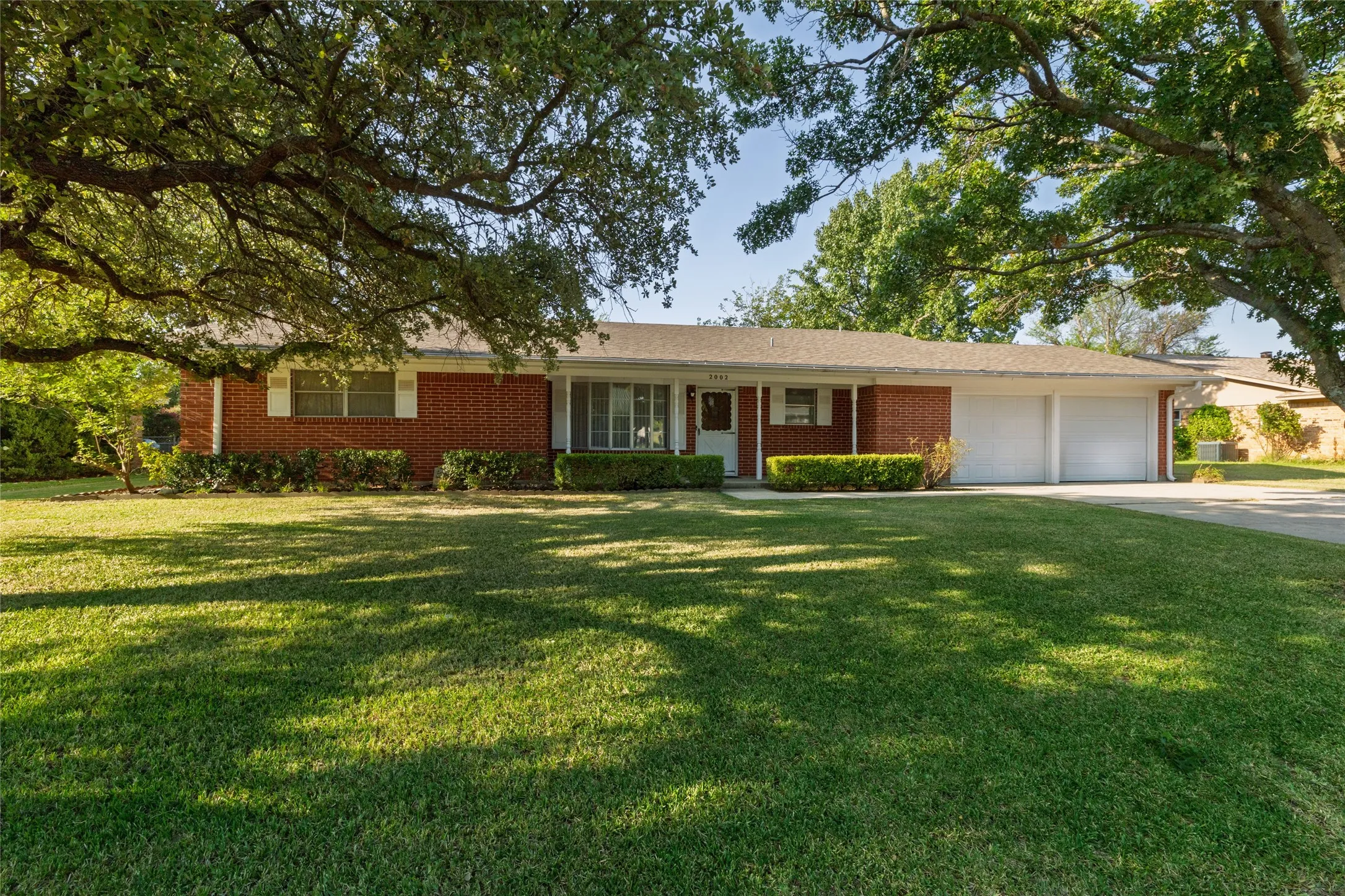 Single Family Residence For Sale in Cooke County , 2002 Redbud Road, Gainesville, Texas 76240, 2 Bedroom, 2 Bathroom, 2 Garage spaces, 1,409 Sqft, built in 1974, mls#21347923, Real Estate Agent in Gainesville, Homes For Sale in Cooke county, Homes For Sale in Gainesville, Realtor in Gainesville Texas, Real Estate Brokerage Independent Realty Texas, Luminita Cordes Realtor
