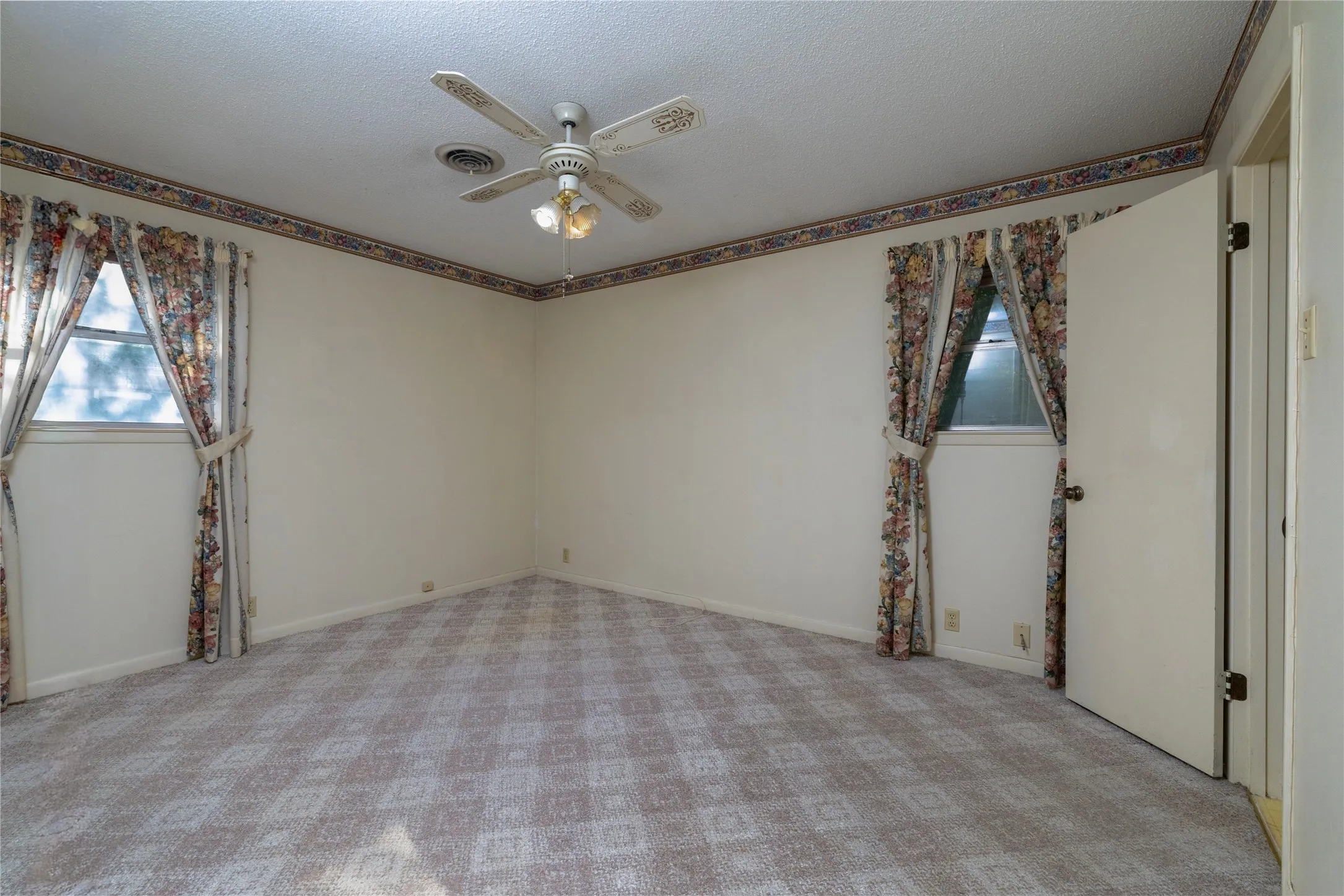Single Family Residence For Sale in Cooke County , 2002 Redbud Road, Gainesville, Texas 76240, 2 Bedroom, 2 Bathroom, 2 Garage spaces, 1,409 Sqft, built in 1974, mls#21347923, Real Estate Agent in Gainesville, Homes For Sale in Cooke county, Homes For Sale in Gainesville, Realtor in Gainesville Texas, Real Estate Brokerage Independent Realty Texas, Luminita Cordes Realtor