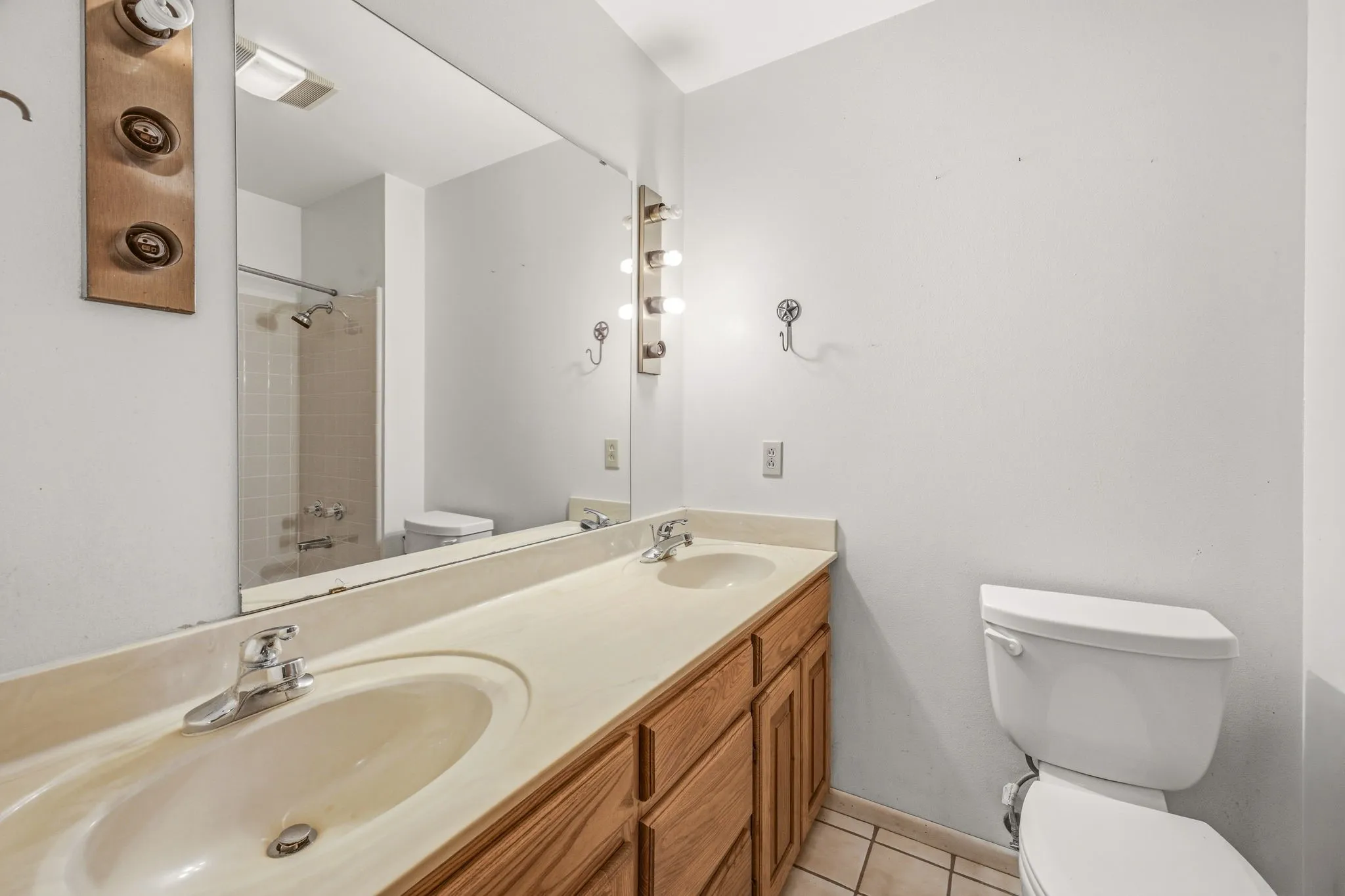 Farm For Sale in Erath County , 100 County Road 519, Stephenville, Texas 76401, 3 Bedrooms, 2 Bathrooms, Garage spaces, 3,370 Sqft, built in 1994, Price $2,600,000, mls#21347999, Real Estate Agent in Stephenville, Homes For Sale in Erath county, Homes For Sale in Stephenville, Realtor in Stephenville Texas, Real Estate Brokerage Independent Realty Texas, Luminita Cordes Realtor