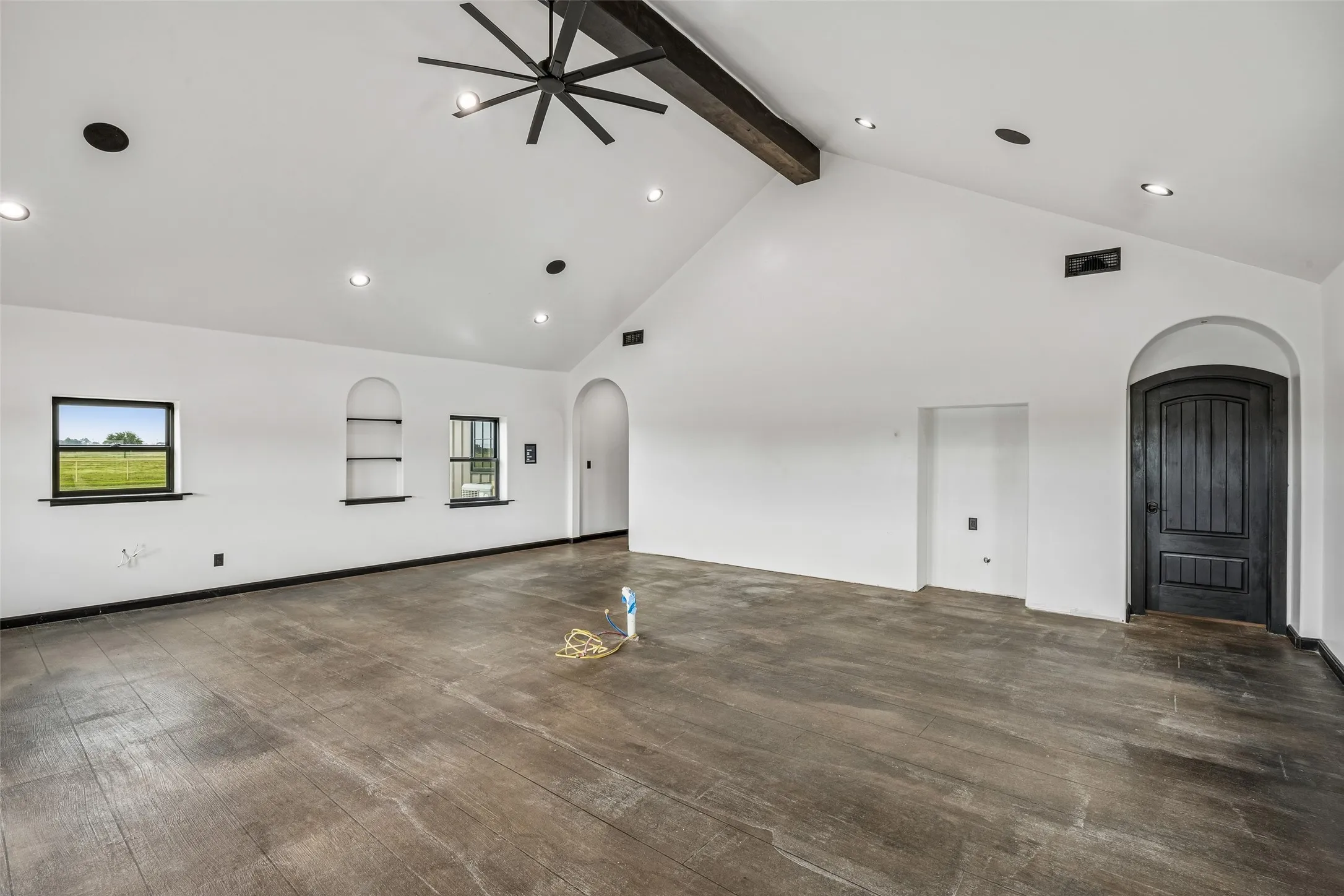 Great 1 bedroom 1 bath apartment or barn lounge office space. Finish for your needs.