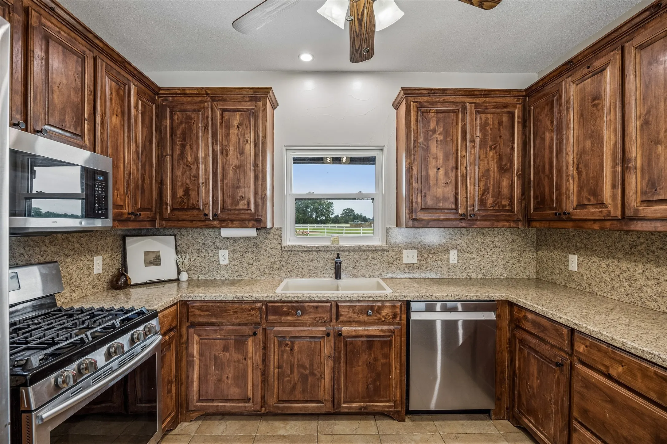 Farm For Sale in Grayson County , 14714 US Highway 377, Whitesboro, Texas 76273, 4 Bedroom, 3 Bathroom, 2 Garage spaces, 2,245 Sqft, built in 2007, mls#21332356, Real Estate Agent in Whitesboro, Homes For Sale in Grayson county, Homes For Sale in Whitesboro, Realtor in Whitesboro Texas, Real Estate Brokerage Independent Realty Texas, Luminita Cordes Realtor