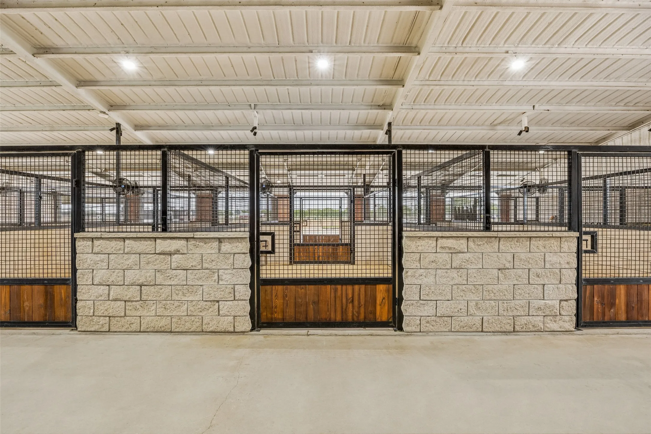 Farm For Sale in Grayson County , 14714 US Highway 377, Whitesboro, Texas 76273, 4 Bedroom, 3 Bathroom, 2 Garage spaces, 2,245 Sqft, built in 2007, mls#21332356, Real Estate Agent in Whitesboro, Homes For Sale in Grayson county, Homes For Sale in Whitesboro, Realtor in Whitesboro Texas, Real Estate Brokerage Independent Realty Texas, Luminita Cordes Realtor