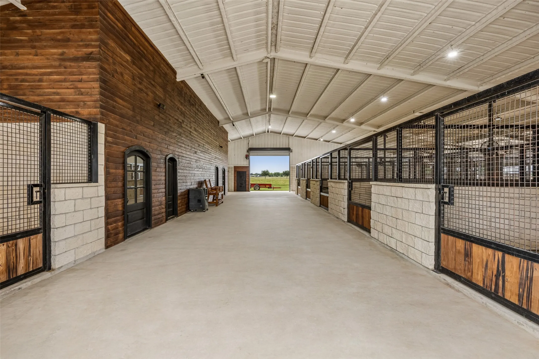 Farm For Sale in Grayson County , 14714 US Highway 377, Whitesboro, Texas 76273, 4 Bedroom, 3 Bathroom, 2 Garage spaces, 2,245 Sqft, built in 2007, mls#21332356, Real Estate Agent in Whitesboro, Homes For Sale in Grayson county, Homes For Sale in Whitesboro, Realtor in Whitesboro Texas, Real Estate Brokerage Independent Realty Texas, Luminita Cordes Realtor