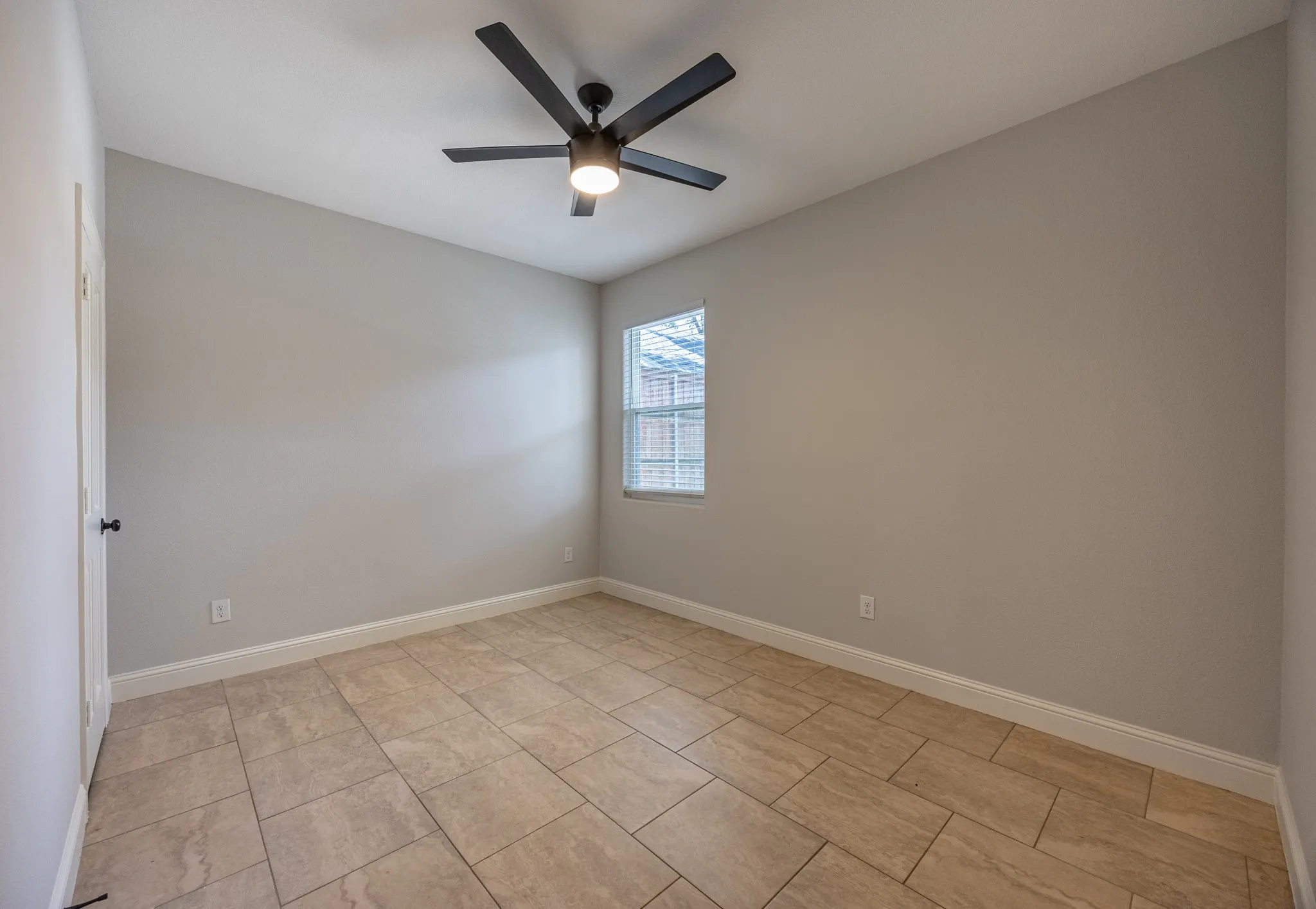 Single Family Residence For Sale in Tarrant County , 809 Haynes Avenue, Fort Worth, Texas 76103, 6 Bedroom, 4 Bathroom, Garage spaces, 2,700 Sqft, built in 1931, mls#21348088, Real Estate Agent in Fort Worth, Homes For Sale in Tarrant county, Homes For Sale in Fort Worth, Realtor in Fort Worth Texas, Real Estate Brokerage Independent Realty Texas, Luminita Cordes Realtor