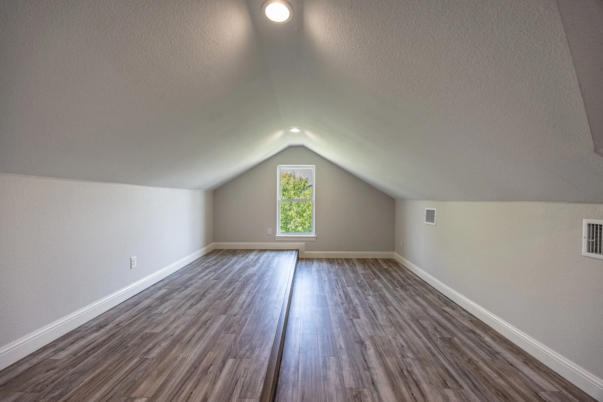 Single Family Residence For Sale in Tarrant County , 809 Haynes Avenue, Fort Worth, Texas 76103, 6 Bedroom, 4 Bathroom, Garage spaces, 2,700 Sqft, built in 1931, mls#21348088, Real Estate Agent in Fort Worth, Homes For Sale in Tarrant county, Homes For Sale in Fort Worth, Realtor in Fort Worth Texas, Real Estate Brokerage Independent Realty Texas, Luminita Cordes Realtor