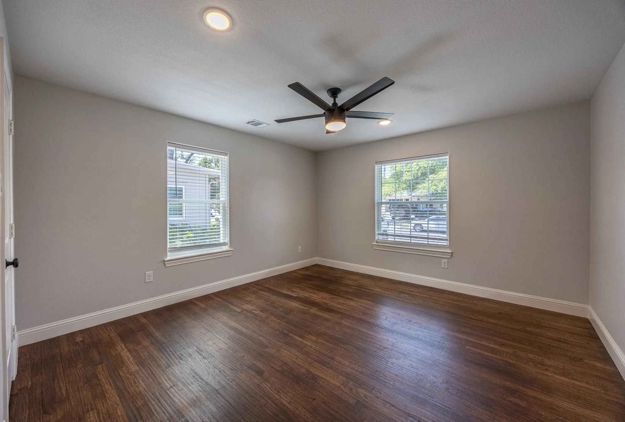Single Family Residence For Sale in Tarrant County , 809 Haynes Avenue, Fort Worth, Texas 76103, 6 Bedroom, 4 Bathroom, Garage spaces, 2,700 Sqft, built in 1931, mls#21348088, Real Estate Agent in Fort Worth, Homes For Sale in Tarrant county, Homes For Sale in Fort Worth, Realtor in Fort Worth Texas, Real Estate Brokerage Independent Realty Texas, Luminita Cordes Realtor