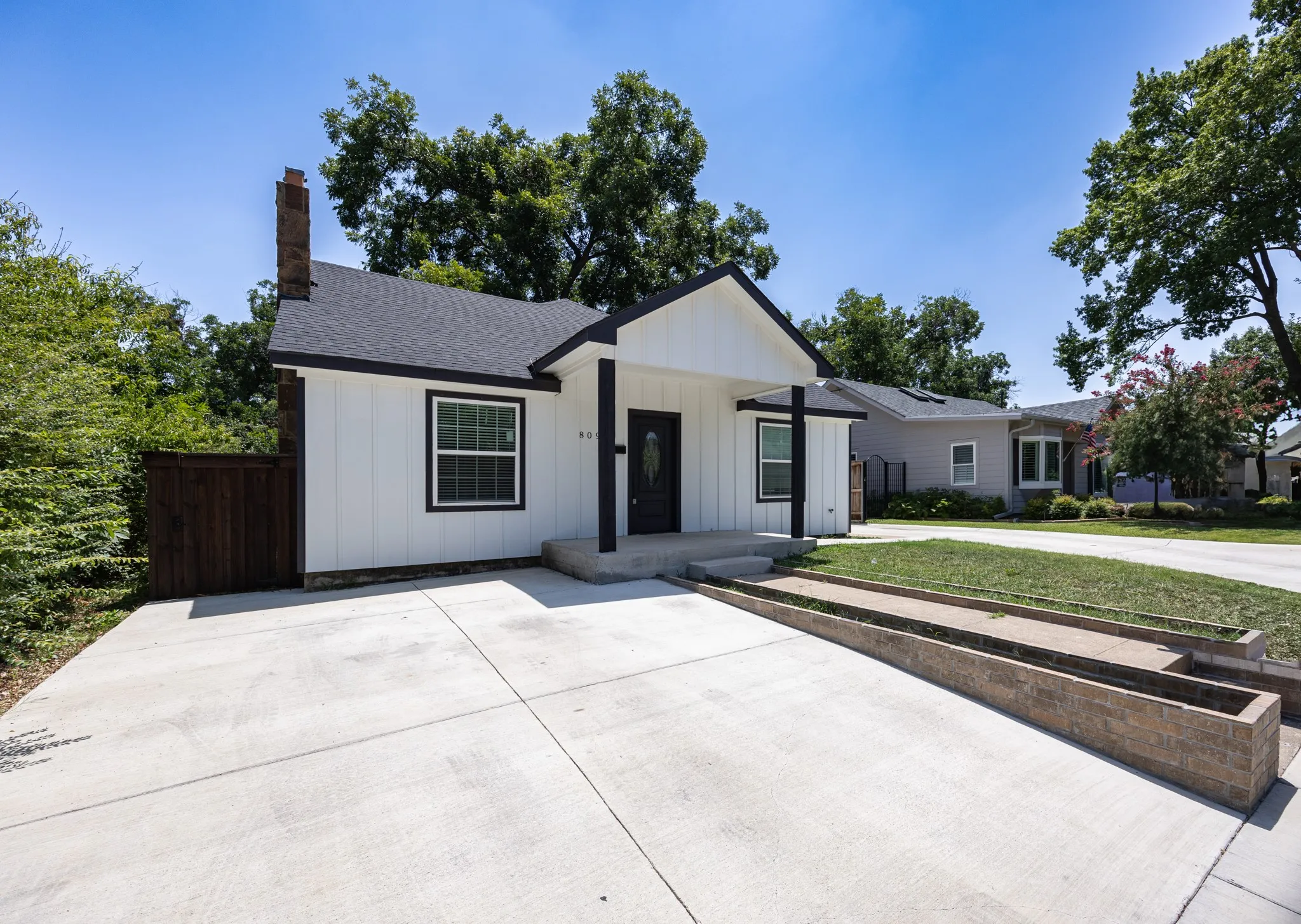 Single Family Residence For Sale in Tarrant County , 809 Haynes Avenue, Fort Worth, Texas 76103, 6 Bedroom, 4 Bathroom, Garage spaces, 2,700 Sqft, built in 1931, mls#21348088, Real Estate Agent in Fort Worth, Homes For Sale in Tarrant county, Homes For Sale in Fort Worth, Realtor in Fort Worth Texas, Real Estate Brokerage Independent Realty Texas, Luminita Cordes Realtor