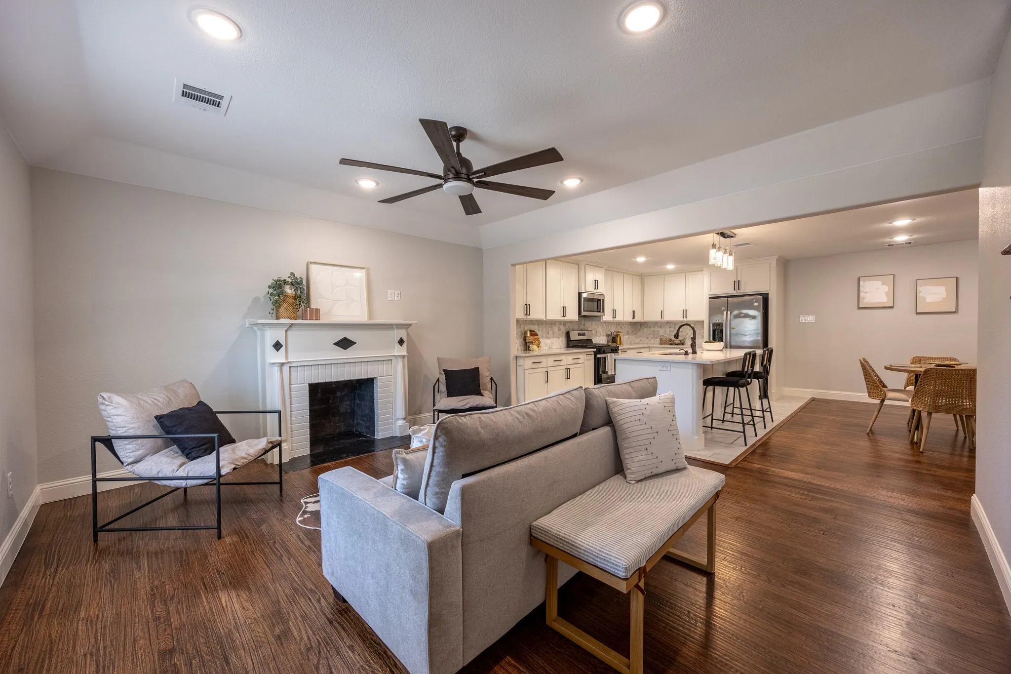Single Family Residence For Sale in Tarrant County , 809 Haynes Avenue, Fort Worth, Texas 76103, 6 Bedroom, 4 Bathroom, Garage spaces, 2,700 Sqft, built in 1931, mls#21348088, Real Estate Agent in Fort Worth, Homes For Sale in Tarrant county, Homes For Sale in Fort Worth, Realtor in Fort Worth Texas, Real Estate Brokerage Independent Realty Texas, Luminita Cordes Realtor