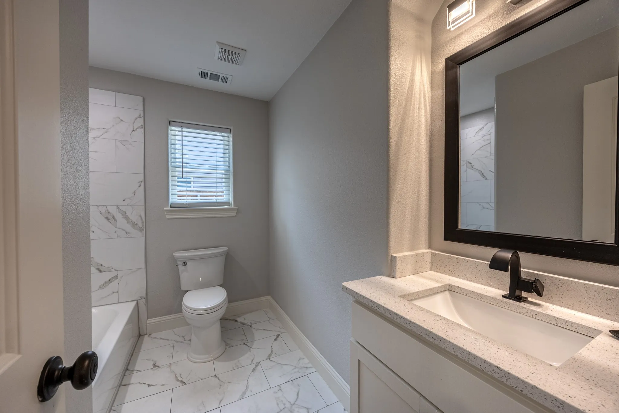 Single Family Residence For Sale in Tarrant County , 809 Haynes Avenue, Fort Worth, Texas 76103, 6 Bedroom, 4 Bathroom, Garage spaces, 2,700 Sqft, built in 1931, mls#21348088, Real Estate Agent in Fort Worth, Homes For Sale in Tarrant county, Homes For Sale in Fort Worth, Realtor in Fort Worth Texas, Real Estate Brokerage Independent Realty Texas, Luminita Cordes Realtor
