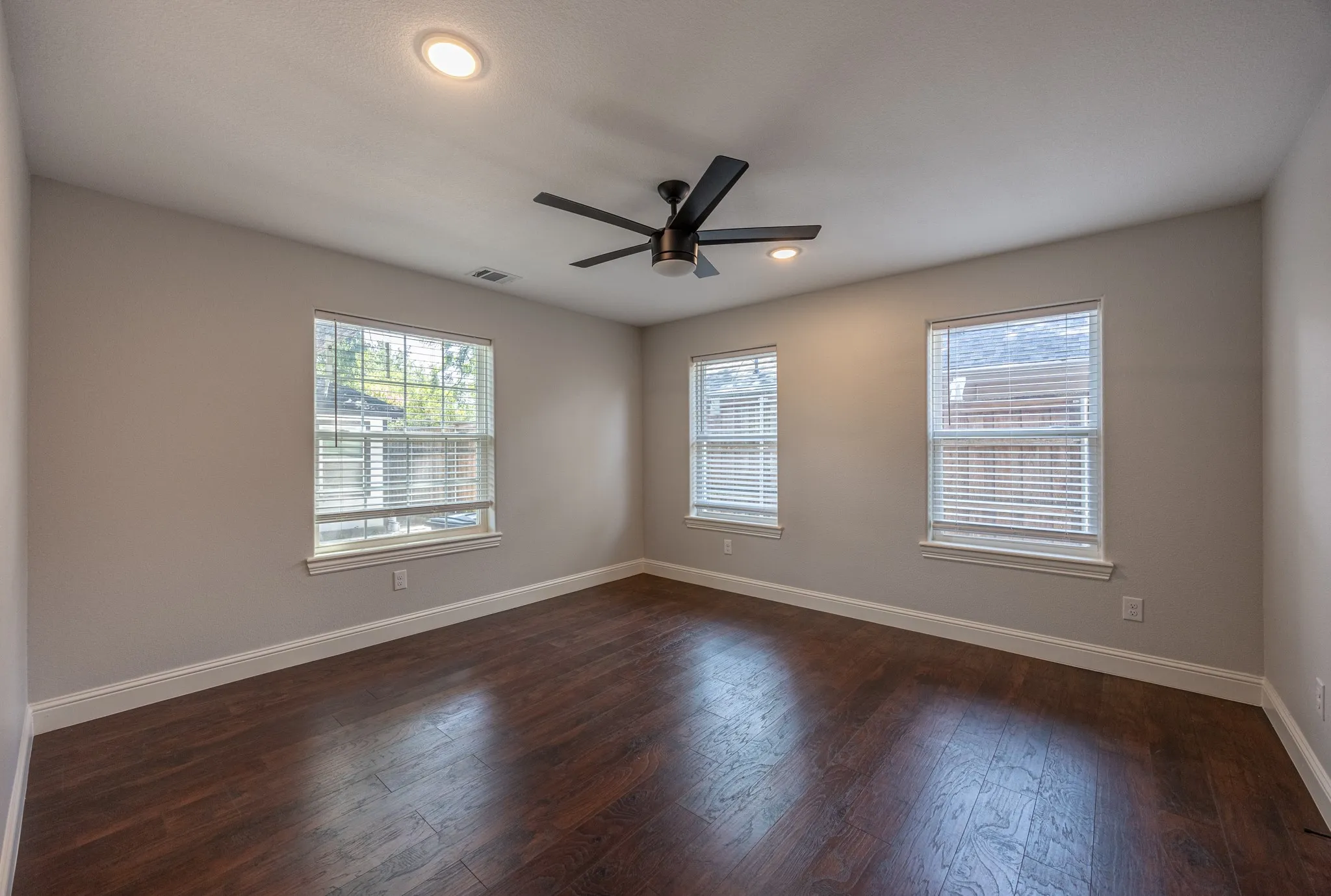 Single Family Residence For Sale in Tarrant County , 809 Haynes Avenue, Fort Worth, Texas 76103, 6 Bedroom, 4 Bathroom, Garage spaces, 2,700 Sqft, built in 1931, mls#21348088, Real Estate Agent in Fort Worth, Homes For Sale in Tarrant county, Homes For Sale in Fort Worth, Realtor in Fort Worth Texas, Real Estate Brokerage Independent Realty Texas, Luminita Cordes Realtor