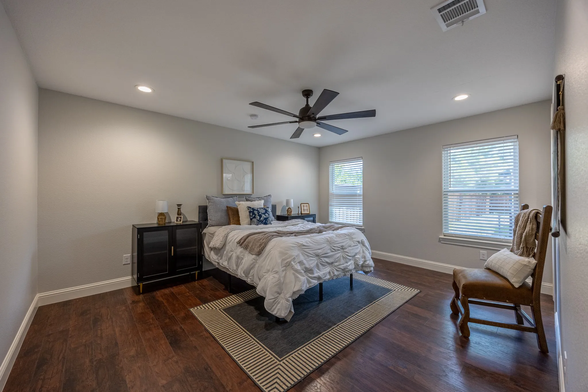 Single Family Residence For Sale in Tarrant County , 809 Haynes Avenue, Fort Worth, Texas 76103, 6 Bedroom, 4 Bathroom, Garage spaces, 2,700 Sqft, built in 1931, mls#21348088, Real Estate Agent in Fort Worth, Homes For Sale in Tarrant county, Homes For Sale in Fort Worth, Realtor in Fort Worth Texas, Real Estate Brokerage Independent Realty Texas, Luminita Cordes Realtor