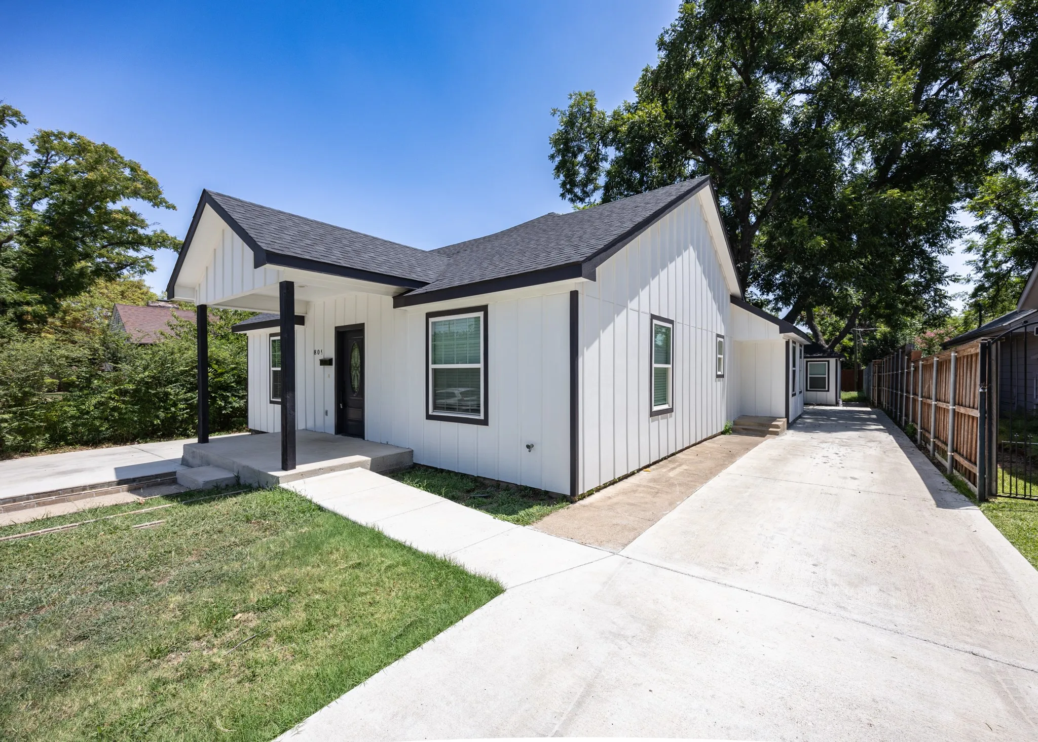 Single Family Residence For Sale in Tarrant County , 809 Haynes Avenue, Fort Worth, Texas 76103, 6 Bedroom, 4 Bathroom, Garage spaces, 2,700 Sqft, built in 1931, mls#21348088, Real Estate Agent in Fort Worth, Homes For Sale in Tarrant county, Homes For Sale in Fort Worth, Realtor in Fort Worth Texas, Real Estate Brokerage Independent Realty Texas, Luminita Cordes Realtor