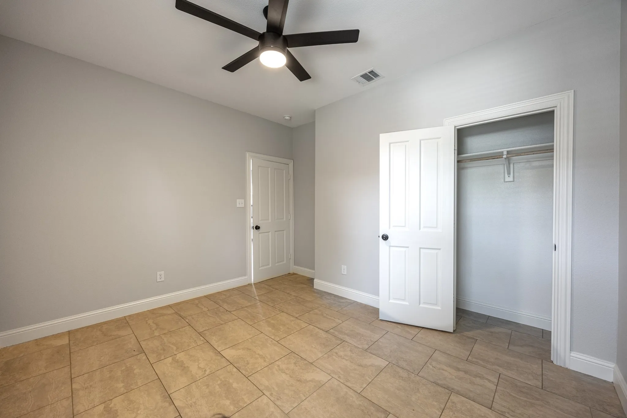 Single Family Residence For Sale in Tarrant County , 809 Haynes Avenue, Fort Worth, Texas 76103, 6 Bedroom, 4 Bathroom, Garage spaces, 2,700 Sqft, built in 1931, mls#21348088, Real Estate Agent in Fort Worth, Homes For Sale in Tarrant county, Homes For Sale in Fort Worth, Realtor in Fort Worth Texas, Real Estate Brokerage Independent Realty Texas, Luminita Cordes Realtor