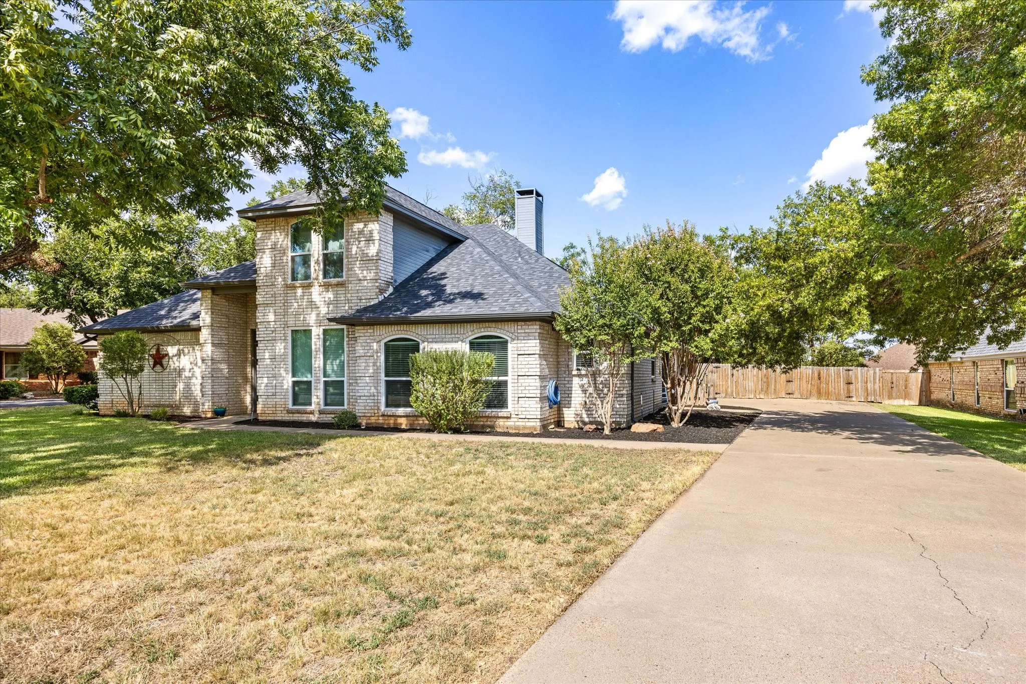 Single Family Residence For Sale in Hood County , 6105 Belvidere Circle, Granbury, Texas 76049, 4 Bedroom, 3 Bathroom, 2 Garage spaces, 2,232 Sqft, built in 1989, mls#21348124, Real Estate Agent in Granbury, Homes For Sale in Hood county, Homes For Sale in Granbury, Realtor in Granbury Texas, Real Estate Brokerage Independent Realty Texas, Luminita Cordes Realtor