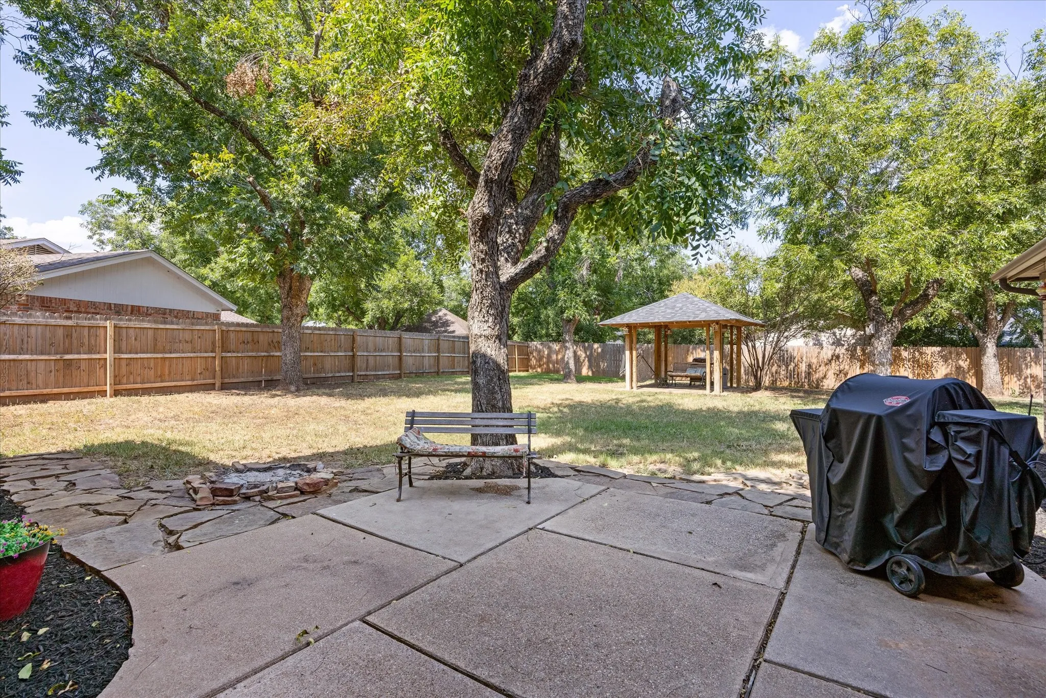 Single Family Residence For Sale in Hood County , 6105 Belvidere Circle, Granbury, Texas 76049, 4 Bedroom, 3 Bathroom, 2 Garage spaces, 2,232 Sqft, built in 1989, mls#21348124, Real Estate Agent in Granbury, Homes For Sale in Hood county, Homes For Sale in Granbury, Realtor in Granbury Texas, Real Estate Brokerage Independent Realty Texas, Luminita Cordes Realtor