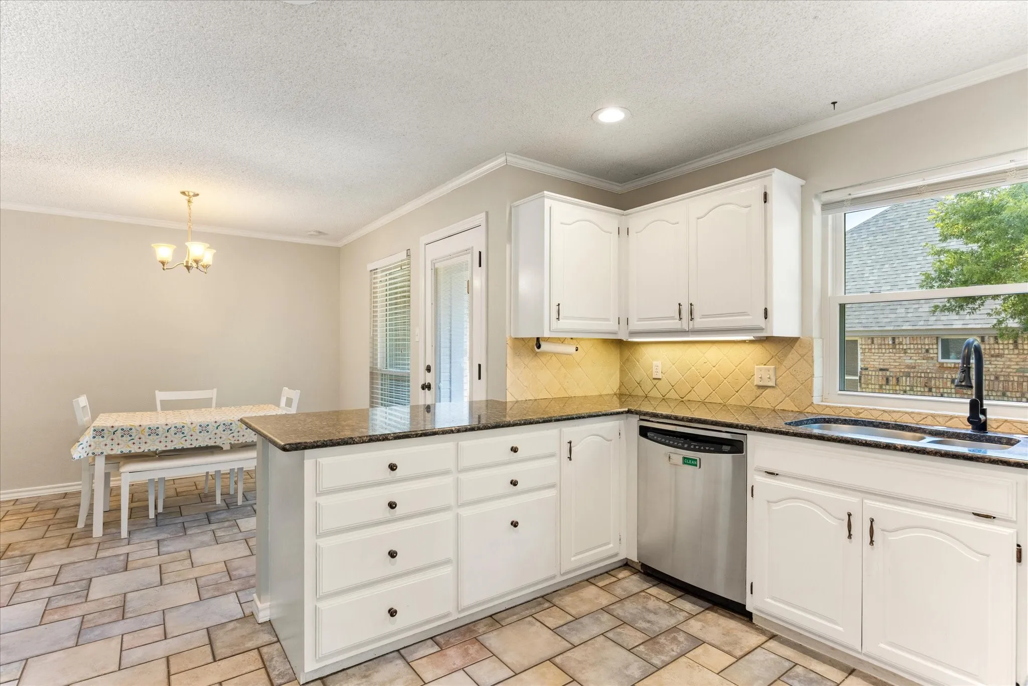 Single Family Residence For Sale in Hood County , 6105 Belvidere Circle, Granbury, Texas 76049, 4 Bedroom, 3 Bathroom, 2 Garage spaces, 2,232 Sqft, built in 1989, mls#21348124, Real Estate Agent in Granbury, Homes For Sale in Hood county, Homes For Sale in Granbury, Realtor in Granbury Texas, Real Estate Brokerage Independent Realty Texas, Luminita Cordes Realtor