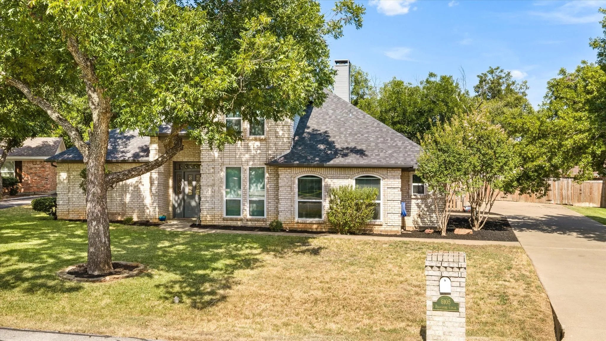 Single Family Residence For Sale in Hood County , 6105 Belvidere Circle, Granbury, Texas 76049, 4 Bedroom, 3 Bathroom, 2 Garage spaces, 2,232 Sqft, built in 1989, mls#21348124, Real Estate Agent in Granbury, Homes For Sale in Hood county, Homes For Sale in Granbury, Realtor in Granbury Texas, Real Estate Brokerage Independent Realty Texas, Luminita Cordes Realtor