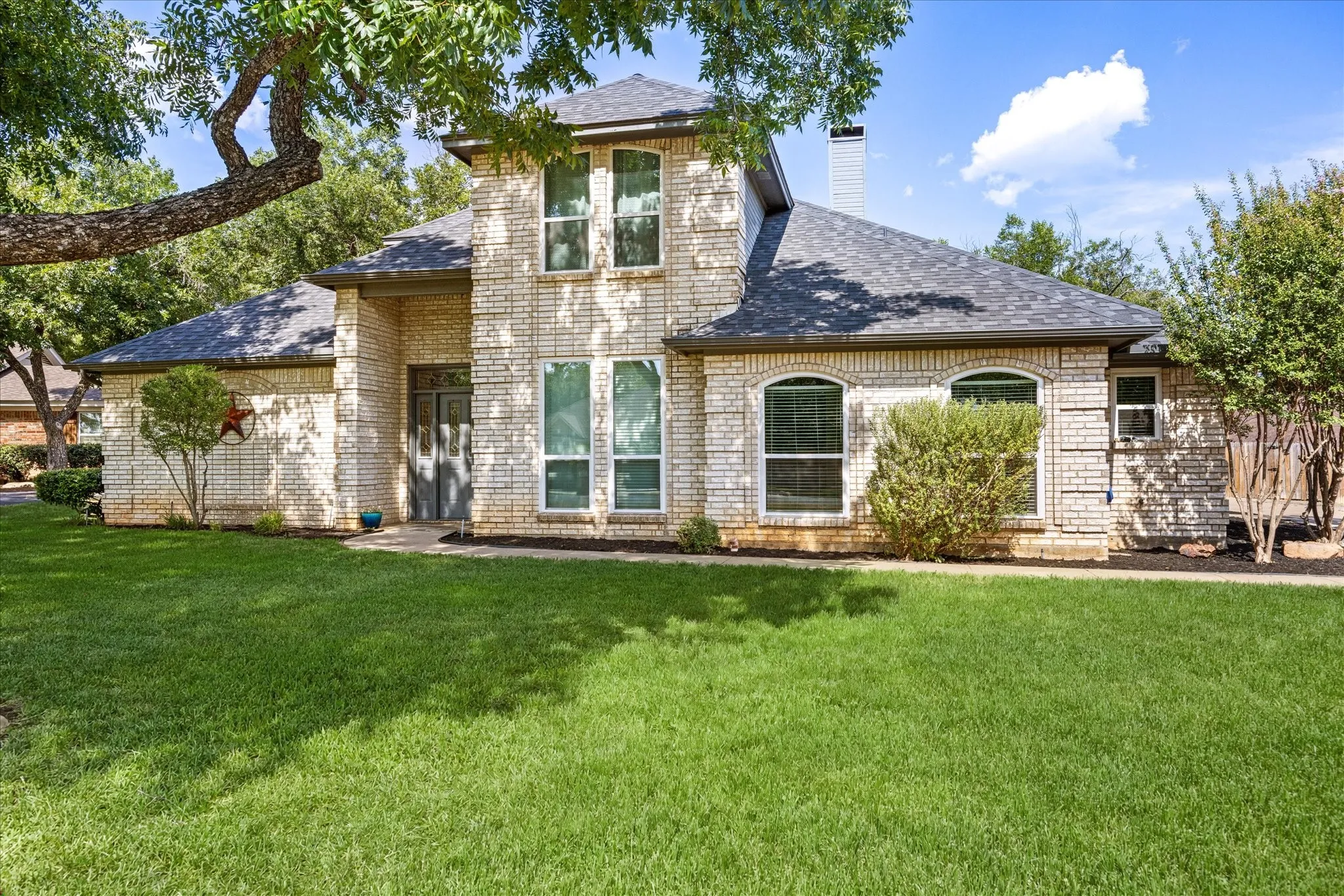 Single Family Residence For Sale in Hood County , 6105 Belvidere Circle, Granbury, Texas 76049, 4 Bedroom, 3 Bathroom, 2 Garage spaces, 2,232 Sqft, built in 1989, mls#21348124, Real Estate Agent in Granbury, Homes For Sale in Hood county, Homes For Sale in Granbury, Realtor in Granbury Texas, Real Estate Brokerage Independent Realty Texas, Luminita Cordes Realtor