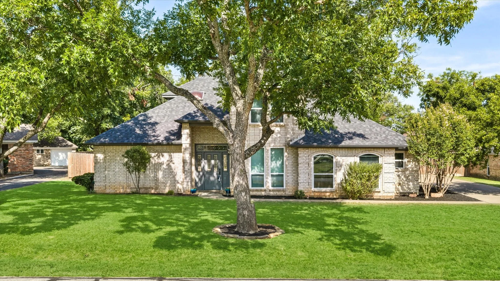 Single Family Residence For Sale in Hood County , 6105 Belvidere Circle, Granbury, Texas 76049, 4 Bedroom, 3 Bathroom, 2 Garage spaces, 2,232 Sqft, built in 1989, mls#21348124, Real Estate Agent in Granbury, Homes For Sale in Hood county, Homes For Sale in Granbury, Realtor in Granbury Texas, Real Estate Brokerage Independent Realty Texas, Luminita Cordes Realtor