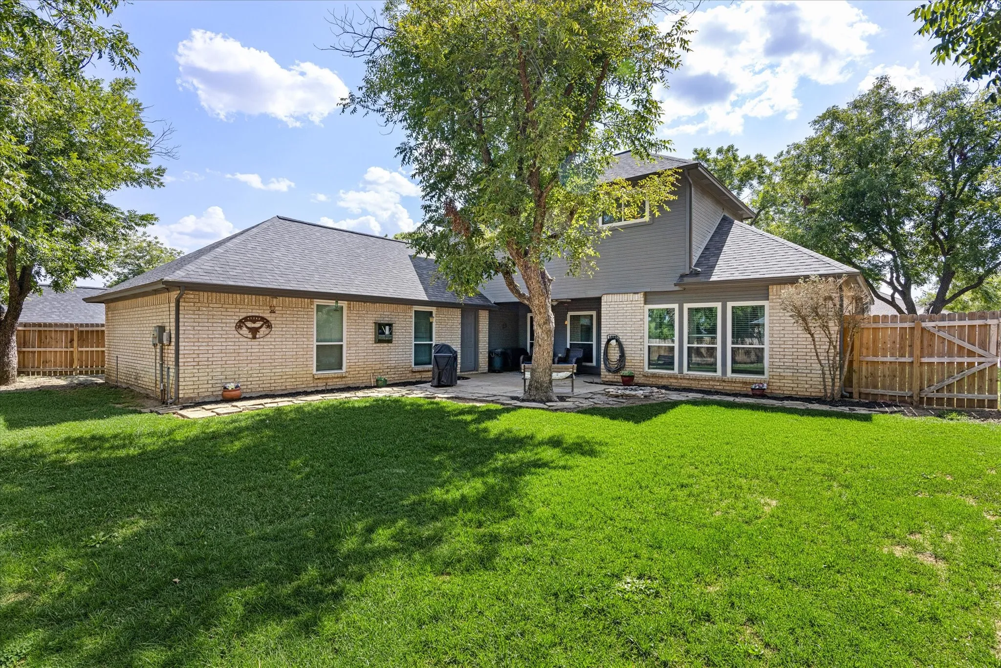 Single Family Residence For Sale in Hood County , 6105 Belvidere Circle, Granbury, Texas 76049, 4 Bedroom, 3 Bathroom, 2 Garage spaces, 2,232 Sqft, built in 1989, mls#21348124, Real Estate Agent in Granbury, Homes For Sale in Hood county, Homes For Sale in Granbury, Realtor in Granbury Texas, Real Estate Brokerage Independent Realty Texas, Luminita Cordes Realtor