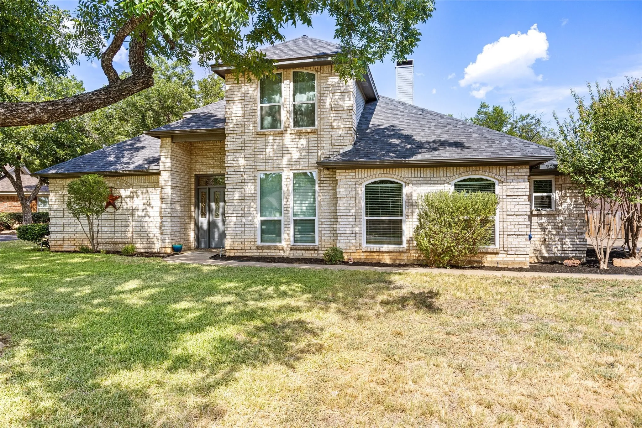 Single Family Residence For Sale in Hood County , 6105 Belvidere Circle, Granbury, Texas 76049, 4 Bedroom, 3 Bathroom, 2 Garage spaces, 2,232 Sqft, built in 1989, mls#21348124, Real Estate Agent in Granbury, Homes For Sale in Hood county, Homes For Sale in Granbury, Realtor in Granbury Texas, Real Estate Brokerage Independent Realty Texas, Luminita Cordes Realtor
