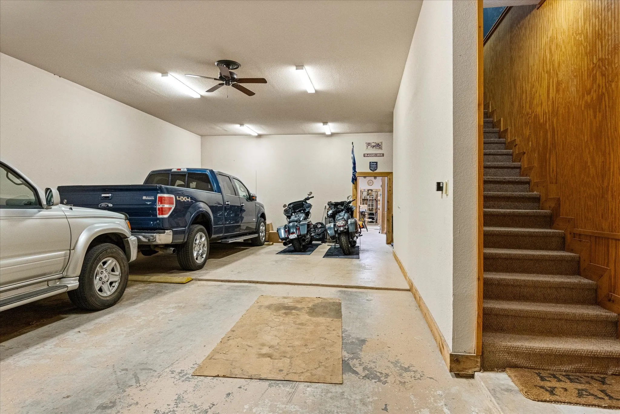 Single Family Residence For Sale in Hood County , 6410 Westover Drive, Granbury, Texas 76049, 5 Bedroom, 7 Bathroom, 4 Garage spaces, 6,251 Sqft, built in 1998, mls#21347825, Real Estate Agent in Granbury, Homes For Sale in Hood county, Homes For Sale in Granbury, Realtor in Granbury Texas, Real Estate Brokerage Independent Realty Texas, Luminita Cordes Realtor