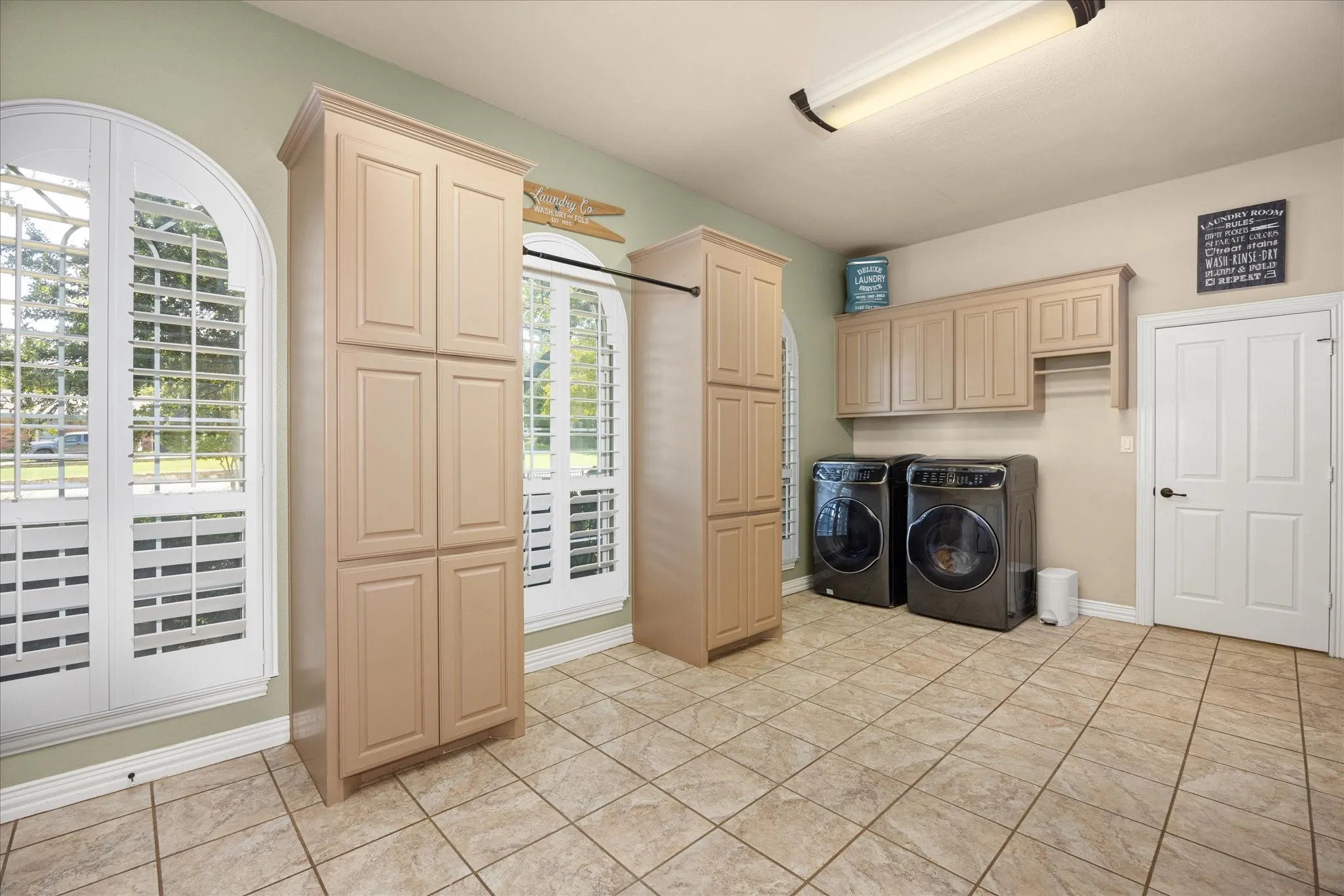 Single Family Residence For Sale in Hood County , 6410 Westover Drive, Granbury, Texas 76049, 5 Bedroom, 7 Bathroom, 4 Garage spaces, 6,251 Sqft, built in 1998, mls#21347825, Real Estate Agent in Granbury, Homes For Sale in Hood county, Homes For Sale in Granbury, Realtor in Granbury Texas, Real Estate Brokerage Independent Realty Texas, Luminita Cordes Realtor