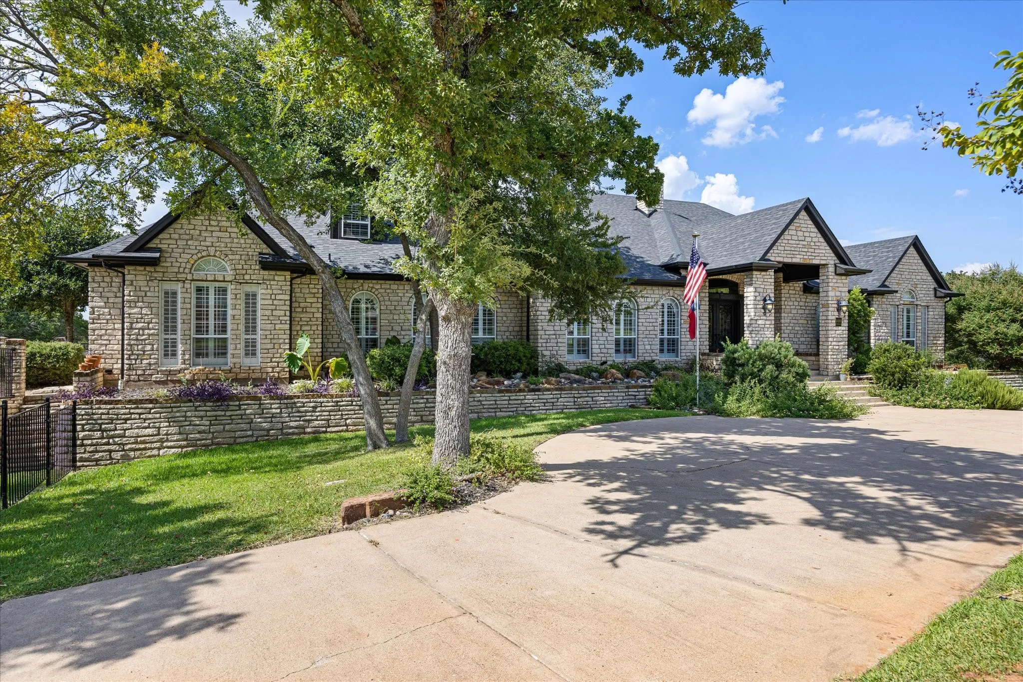 Single Family Residence For Sale in Hood County , 6410 Westover Drive, Granbury, Texas 76049, 5 Bedroom, 7 Bathroom, 4 Garage spaces, 6,251 Sqft, built in 1998, mls#21347825, Real Estate Agent in Granbury, Homes For Sale in Hood county, Homes For Sale in Granbury, Realtor in Granbury Texas, Real Estate Brokerage Independent Realty Texas, Luminita Cordes Realtor
