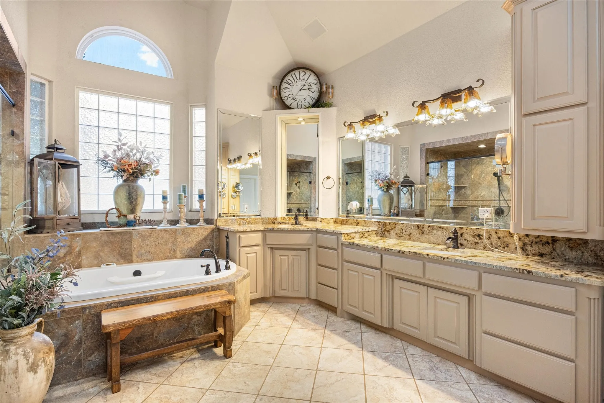 Single Family Residence For Sale in Hood County , 6410 Westover Drive, Granbury, Texas 76049, 5 Bedroom, 7 Bathroom, 4 Garage spaces, 6,251 Sqft, built in 1998, mls#21347825, Real Estate Agent in Granbury, Homes For Sale in Hood county, Homes For Sale in Granbury, Realtor in Granbury Texas, Real Estate Brokerage Independent Realty Texas, Luminita Cordes Realtor