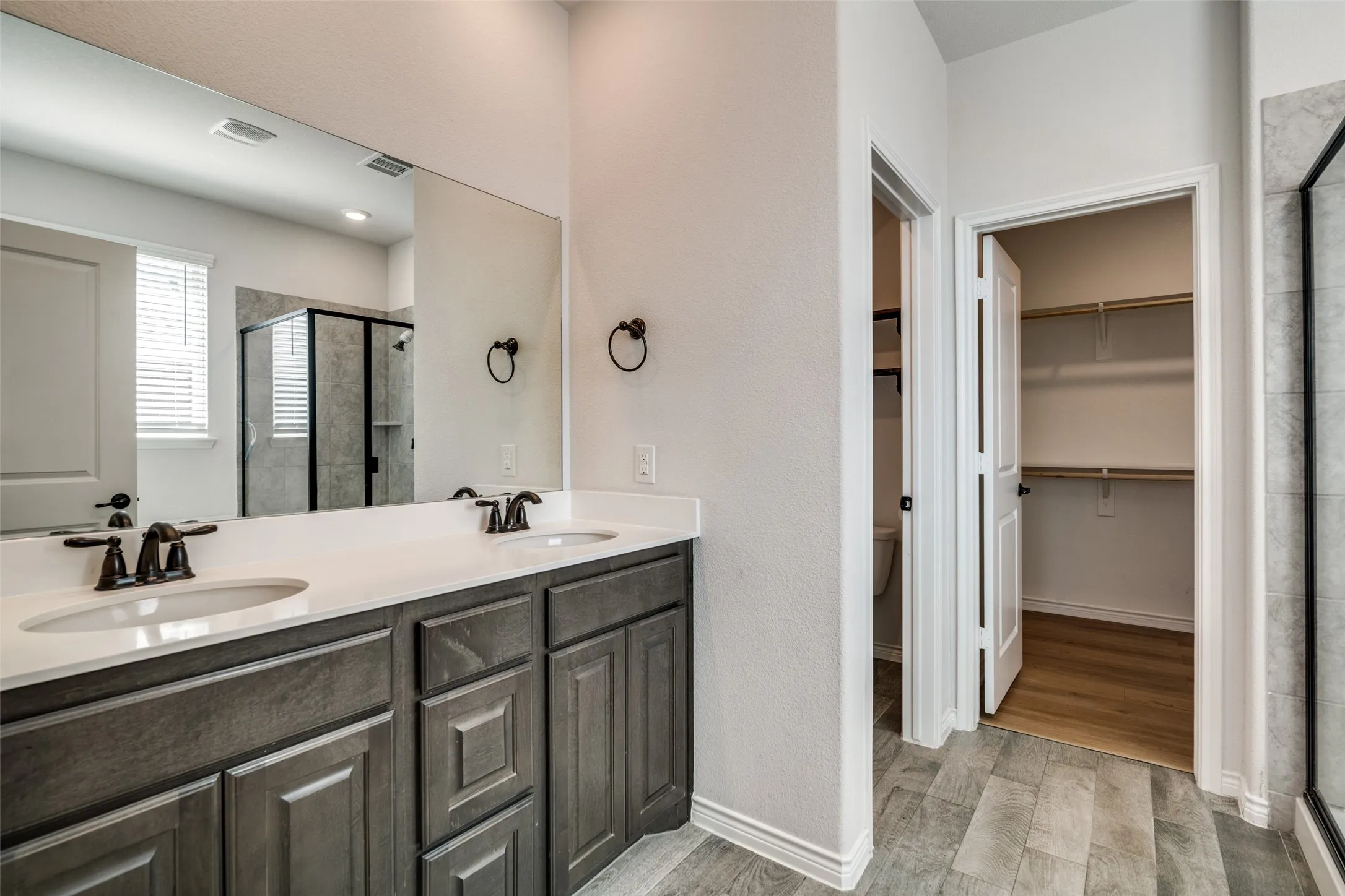 Large en-suite bath, double sinks