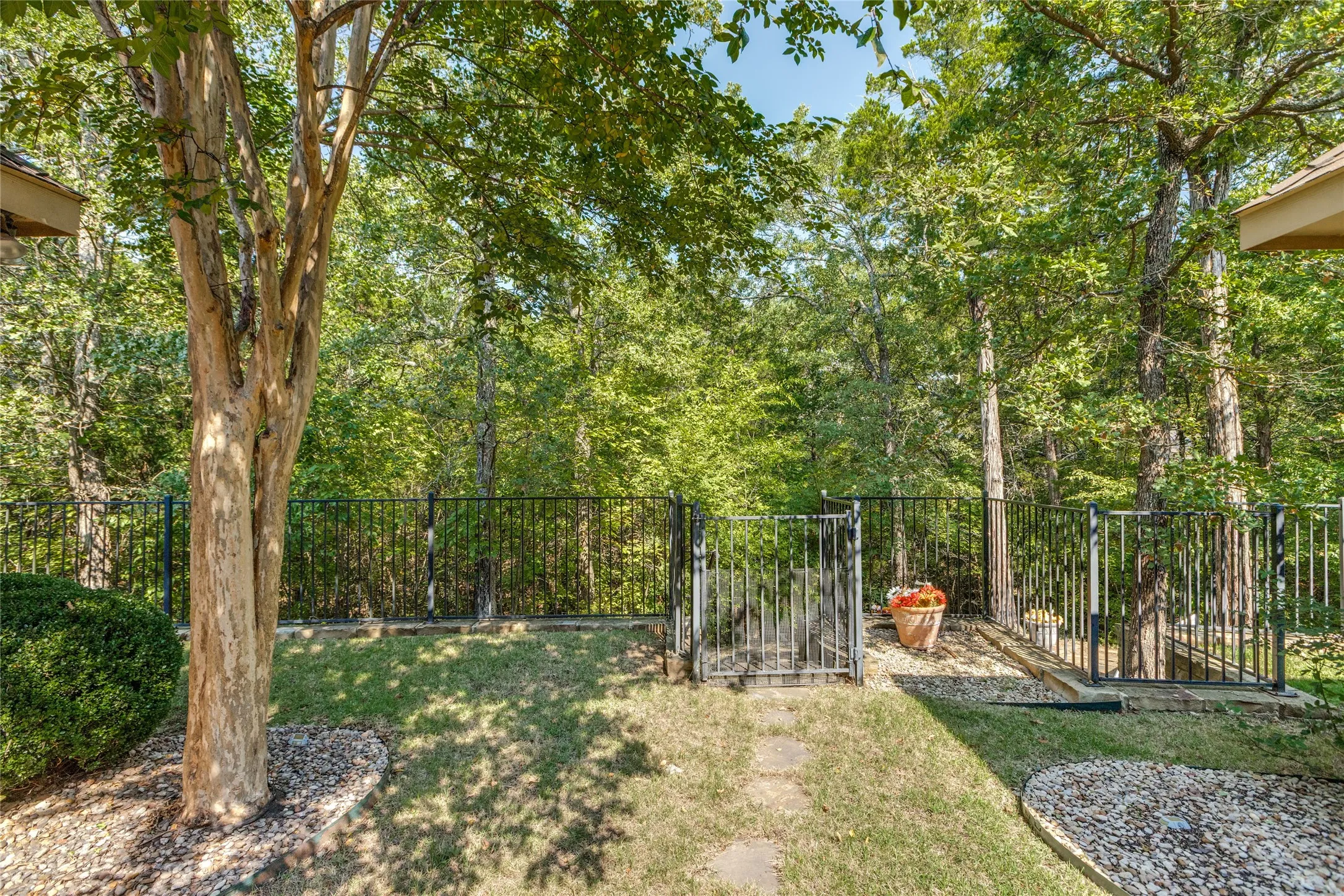 Single Family Residence For Sale in Grayson County , 159 Pronghorn Drive, Gordonville, Texas 76245, 4 Bedroom, 4 Bathroom, 3 Garage spaces, 2,930 Sqft, built in 2011, mls#21348141, Real Estate Agent in Gordonville, Homes For Sale in Grayson county, Homes For Sale in Gordonville, Realtor in Gordonville Texas, Real Estate Brokerage Independent Realty Texas, Luminita Cordes Realtor
