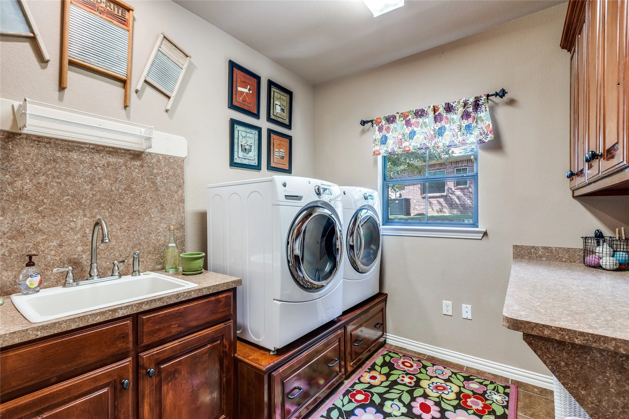 Single Family Residence For Sale in Grayson County , 159 Pronghorn Drive, Gordonville, Texas 76245, 4 Bedroom, 4 Bathroom, 3 Garage spaces, 2,930 Sqft, built in 2011, mls#21348141, Real Estate Agent in Gordonville, Homes For Sale in Grayson county, Homes For Sale in Gordonville, Realtor in Gordonville Texas, Real Estate Brokerage Independent Realty Texas, Luminita Cordes Realtor