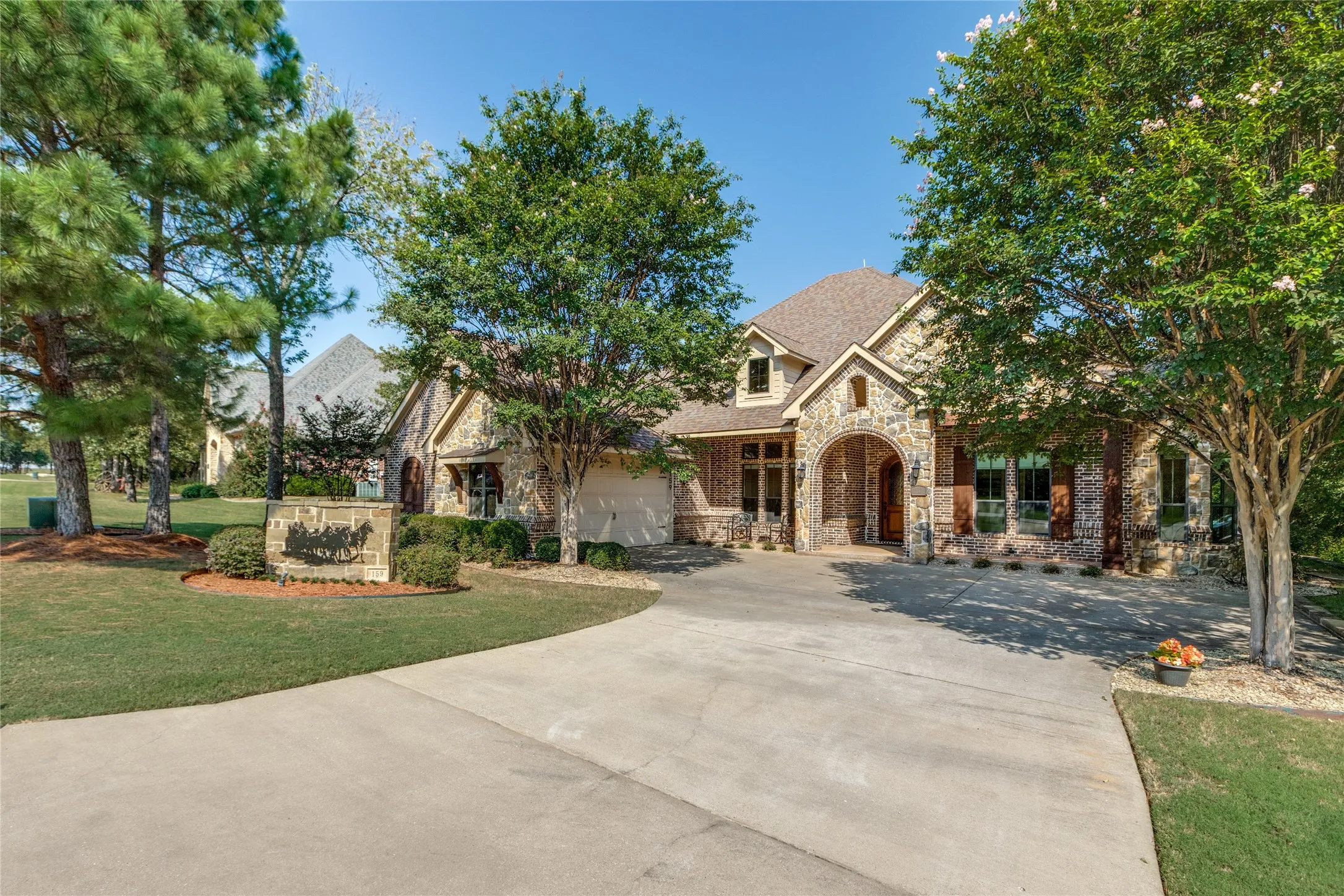 Single Family Residence For Sale in Grayson County , 159 Pronghorn Drive, Gordonville, Texas 76245, 4 Bedroom, 4 Bathroom, 3 Garage spaces, 2,930 Sqft, built in 2011, mls#21348141, Real Estate Agent in Gordonville, Homes For Sale in Grayson county, Homes For Sale in Gordonville, Realtor in Gordonville Texas, Real Estate Brokerage Independent Realty Texas, Luminita Cordes Realtor