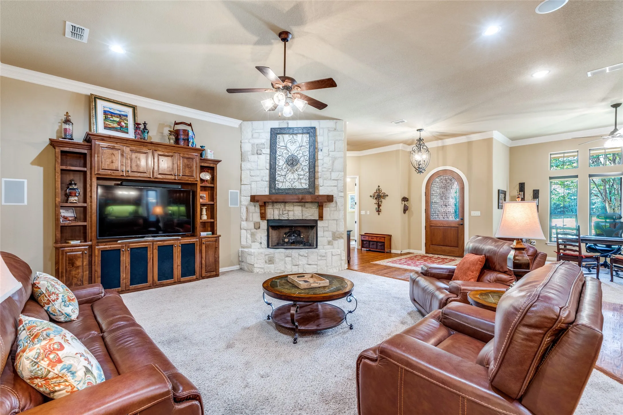 Single Family Residence For Sale in Grayson County , 159 Pronghorn Drive, Gordonville, Texas 76245, 4 Bedroom, 4 Bathroom, 3 Garage spaces, 2,930 Sqft, built in 2011, mls#21348141, Real Estate Agent in Gordonville, Homes For Sale in Grayson county, Homes For Sale in Gordonville, Realtor in Gordonville Texas, Real Estate Brokerage Independent Realty Texas, Luminita Cordes Realtor