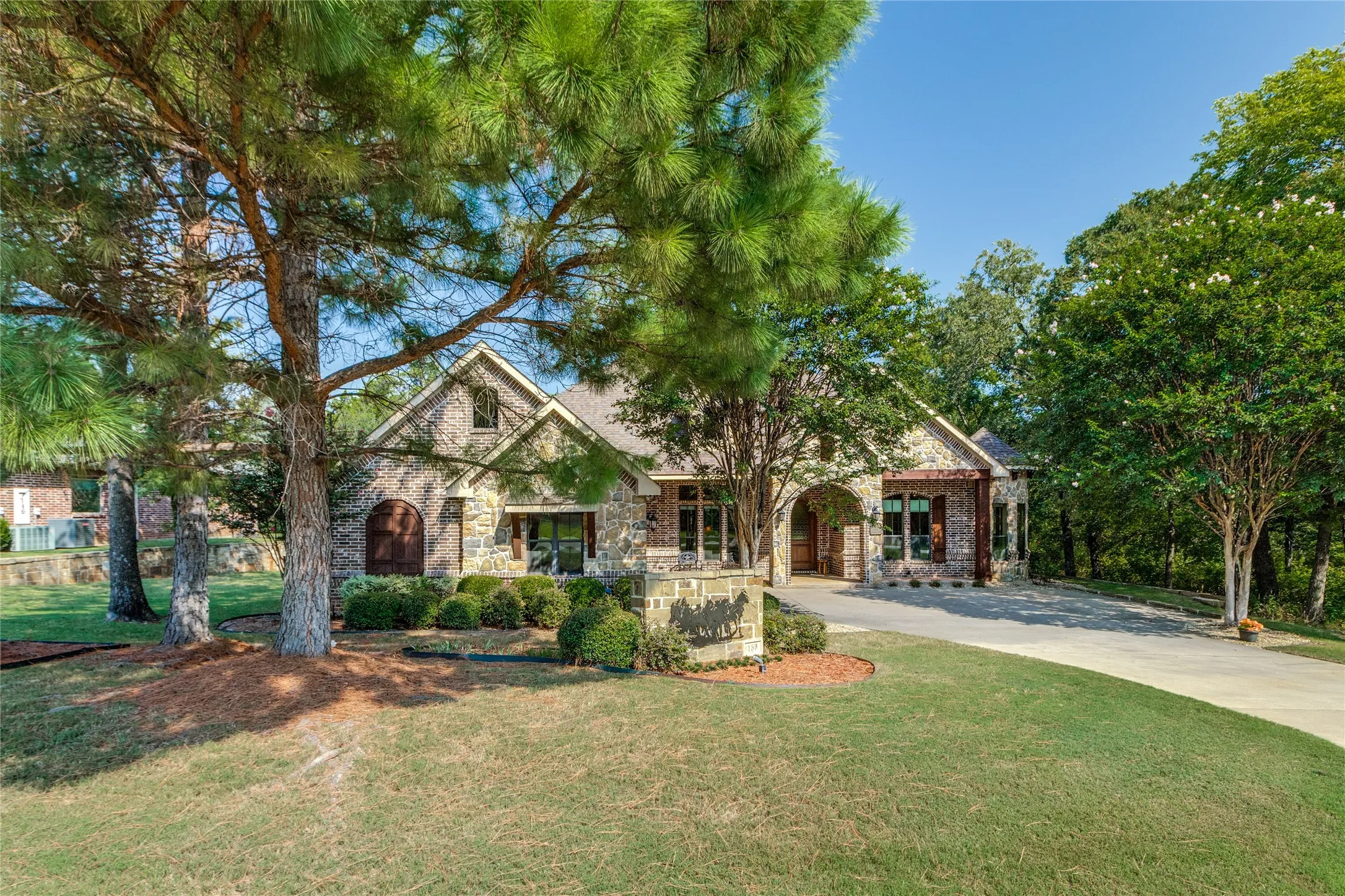 Single Family Residence For Sale in Grayson County , 159 Pronghorn Drive, Gordonville, Texas 76245, 4 Bedroom, 4 Bathroom, 3 Garage spaces, 2,930 Sqft, built in 2011, mls#21348141, Real Estate Agent in Gordonville, Homes For Sale in Grayson county, Homes For Sale in Gordonville, Realtor in Gordonville Texas, Real Estate Brokerage Independent Realty Texas, Luminita Cordes Realtor