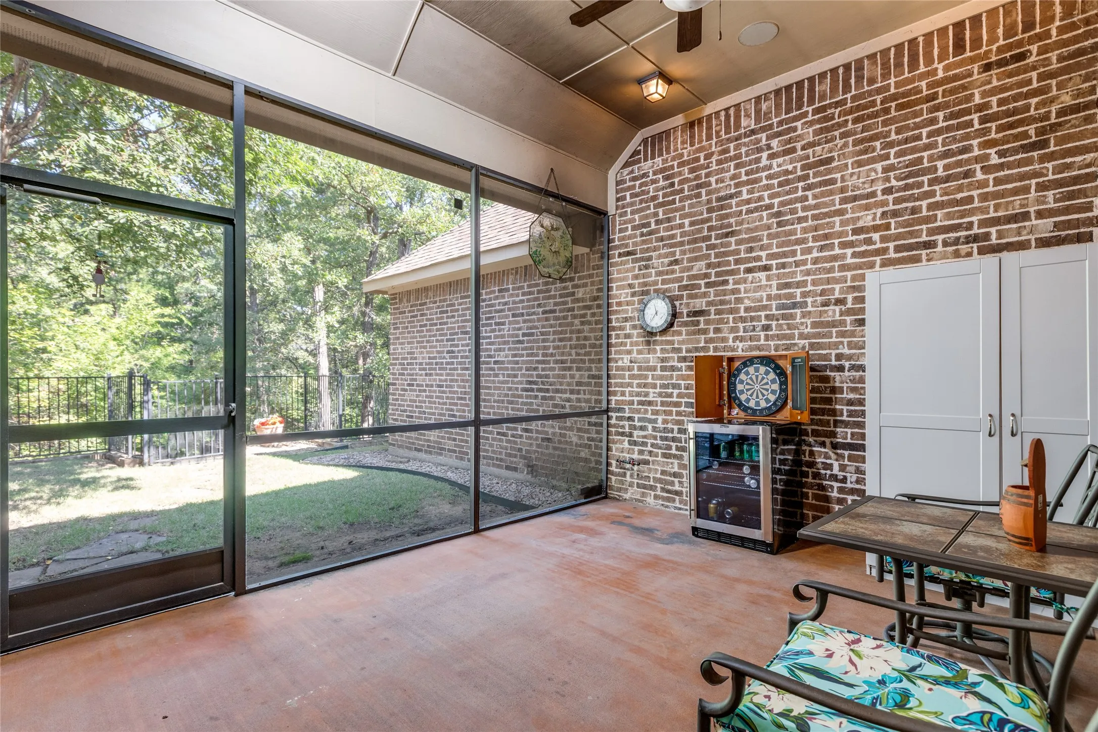 Single Family Residence For Sale in Grayson County , 159 Pronghorn Drive, Gordonville, Texas 76245, 4 Bedroom, 4 Bathroom, 3 Garage spaces, 2,930 Sqft, built in 2011, mls#21348141, Real Estate Agent in Gordonville, Homes For Sale in Grayson county, Homes For Sale in Gordonville, Realtor in Gordonville Texas, Real Estate Brokerage Independent Realty Texas, Luminita Cordes Realtor