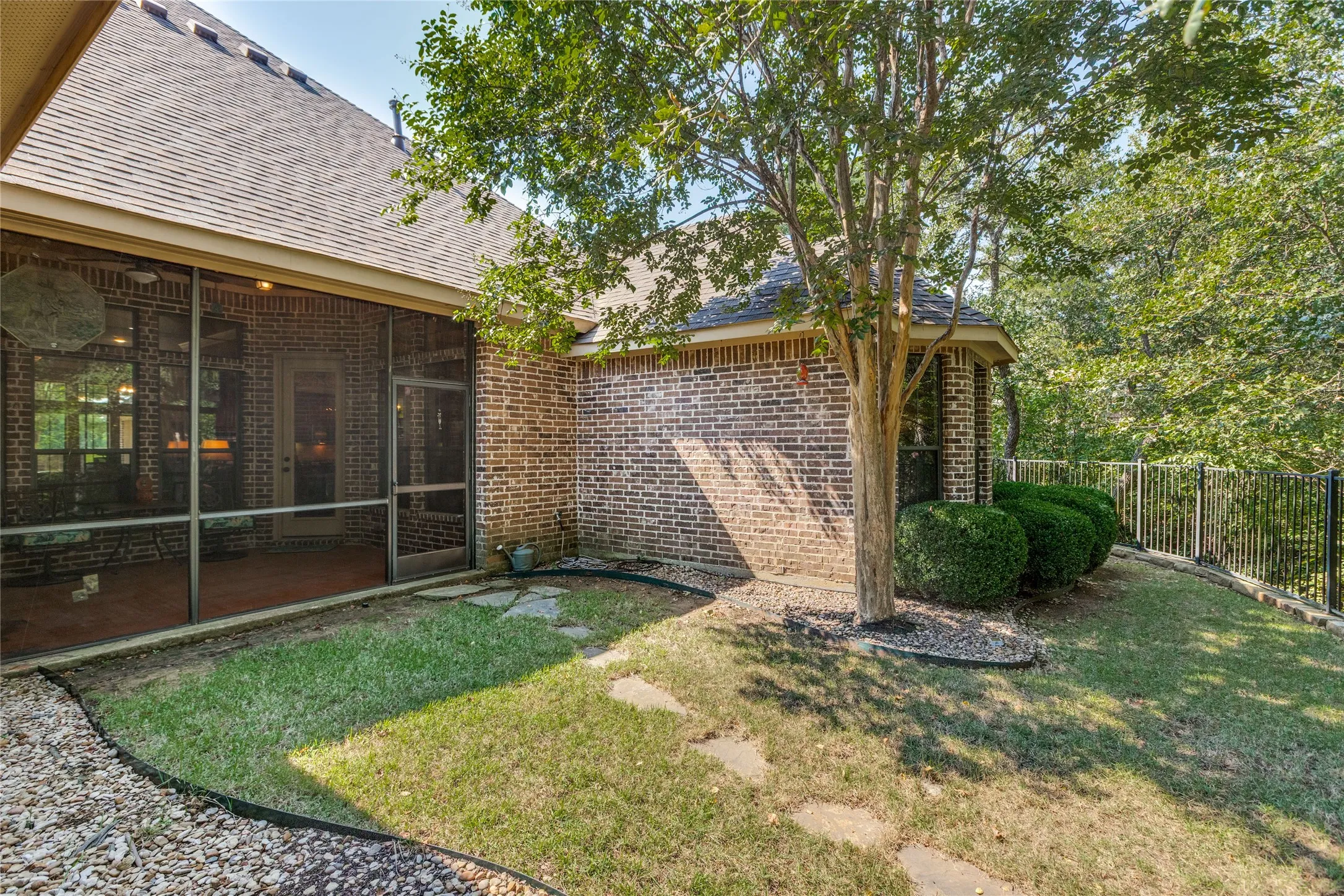 Single Family Residence For Sale in Grayson County , 159 Pronghorn Drive, Gordonville, Texas 76245, 4 Bedroom, 4 Bathroom, 3 Garage spaces, 2,930 Sqft, built in 2011, mls#21348141, Real Estate Agent in Gordonville, Homes For Sale in Grayson county, Homes For Sale in Gordonville, Realtor in Gordonville Texas, Real Estate Brokerage Independent Realty Texas, Luminita Cordes Realtor