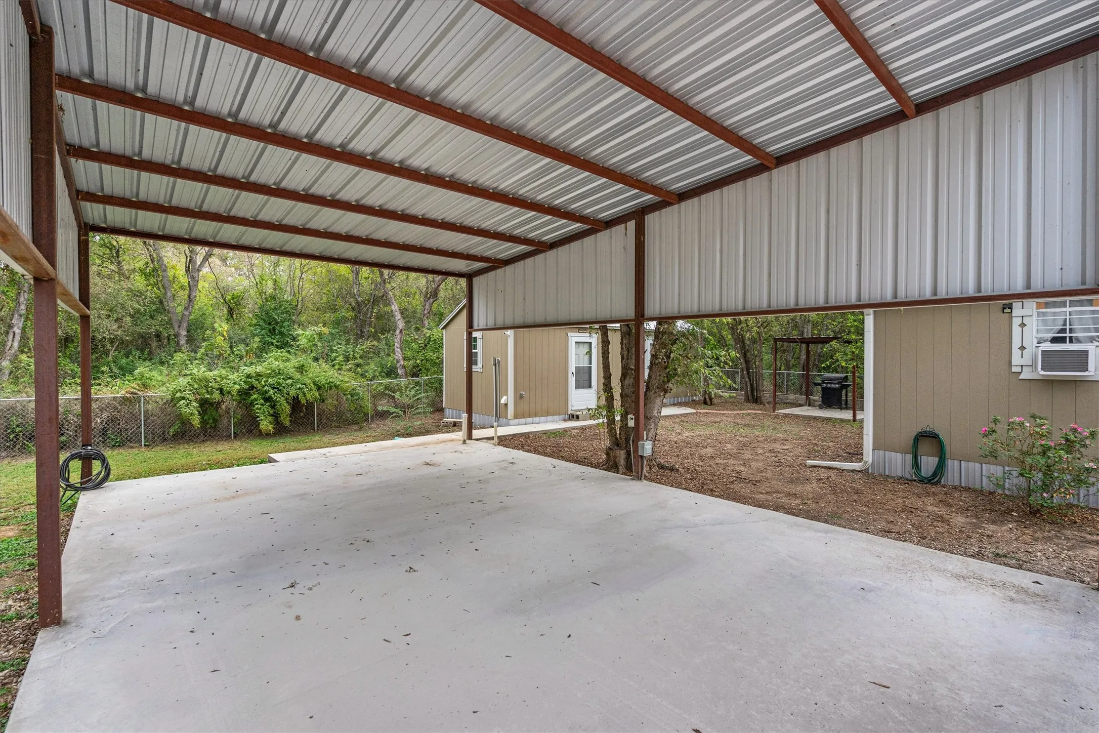 Single Family Residence For Sale in Hill County , 226 Waupoo Trail, Whitney, Texas 76692, 1 Bedroom, 1 Bathroom, Garage spaces, 384 Sqft, built in 2021, Price $150,000, mls#21344960, Real Estate Agent in Whitney, Homes For Sale in Hill county, Homes For Sale in Whitney, Realtor in Whitney Texas, Real Estate Brokerage Independent Realty Texas, Luminita Cordes Realtor