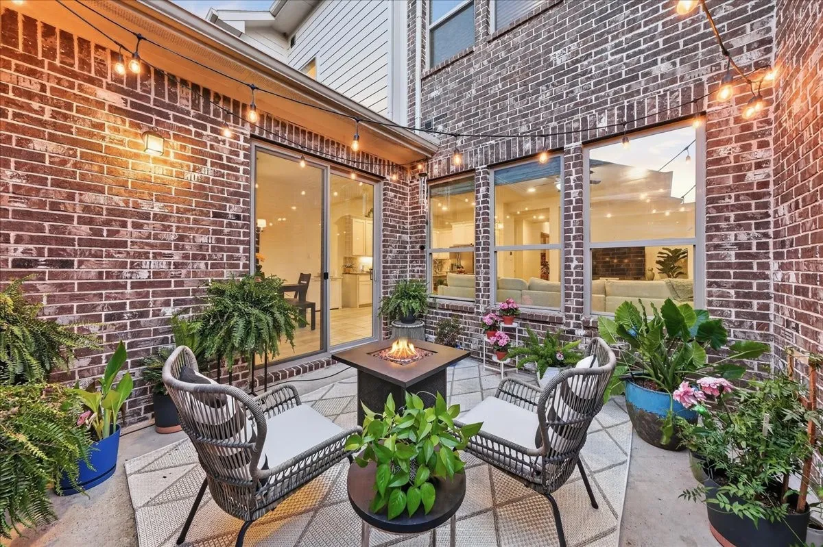 Townhouse For Sale in Tarrant County , 1221 Birds Fort Trail, Arlington, Texas 76005, 3 Bedroom, 3 Bathroom, 2 Garage spaces, 2,018 Sqft, built in 2018, mls#21320428, Real Estate Agent in Arlington, Homes For Sale in Tarrant county, Homes For Sale in Arlington, Realtor in Arlington Texas, Real Estate Brokerage Independent Realty Texas, Luminita Cordes Realtor